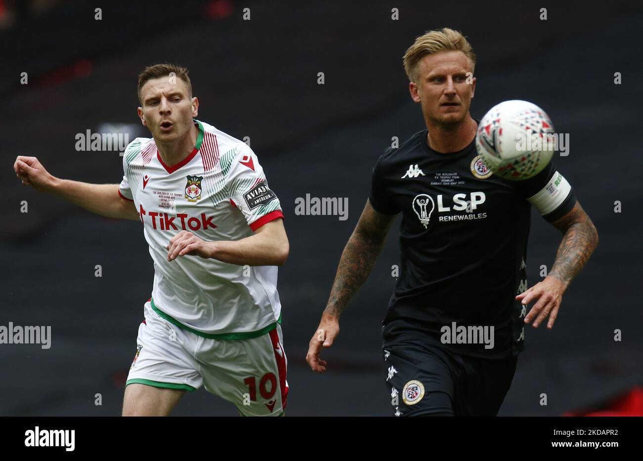 LONDON, ENGLAND - MAI 22:L-R Wrexhams Paul Mullin und Byron Webster von Bromley während des Buildbase FA Trophy Finals 2021/2022 zwischen Bromley und Wrexham im Wembley Stadium, London, UK 22. May , 2022 (Foto von Action Foto Sport/NurPhoto) Stockfoto