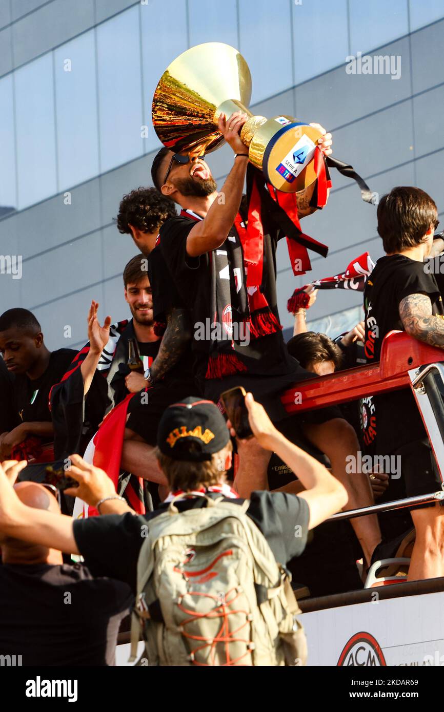 Abfahrt des ungedeckten Busses von der Casa Milan zur Scudetto-Feier des AC Milan in Mailand, Italien, am 23 2022. Mai (Foto: Mairo Cinquetti/NurPhoto) Stockfoto