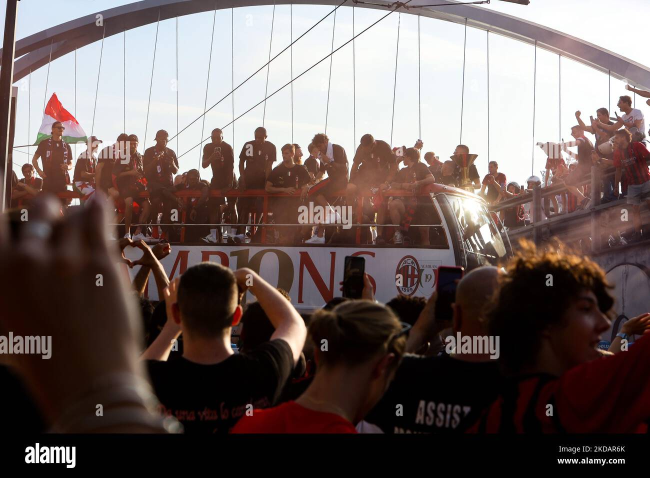 Abfahrt des ungedeckten Busses von der Casa Milan zur Scudetto-Feier des AC Milan in Mailand, Italien, am 23 2022. Mai (Foto: Mairo Cinquetti/NurPhoto) Stockfoto