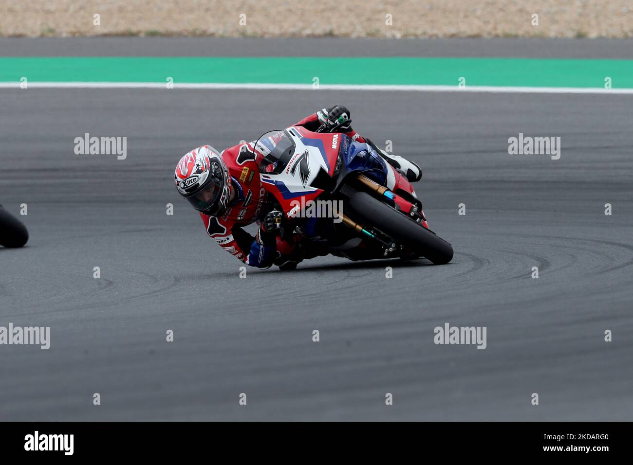 Der spanische Iker Lecuona vom Team HRC tritt am 22. Mai 2022 beim Rennen 2 der FIM Superbike-Weltmeisterschaft Estoril auf dem Circuito Estoril in Cascais, Portugal, an. (Foto von Pedro FiÃºza/NurPhoto) Stockfoto