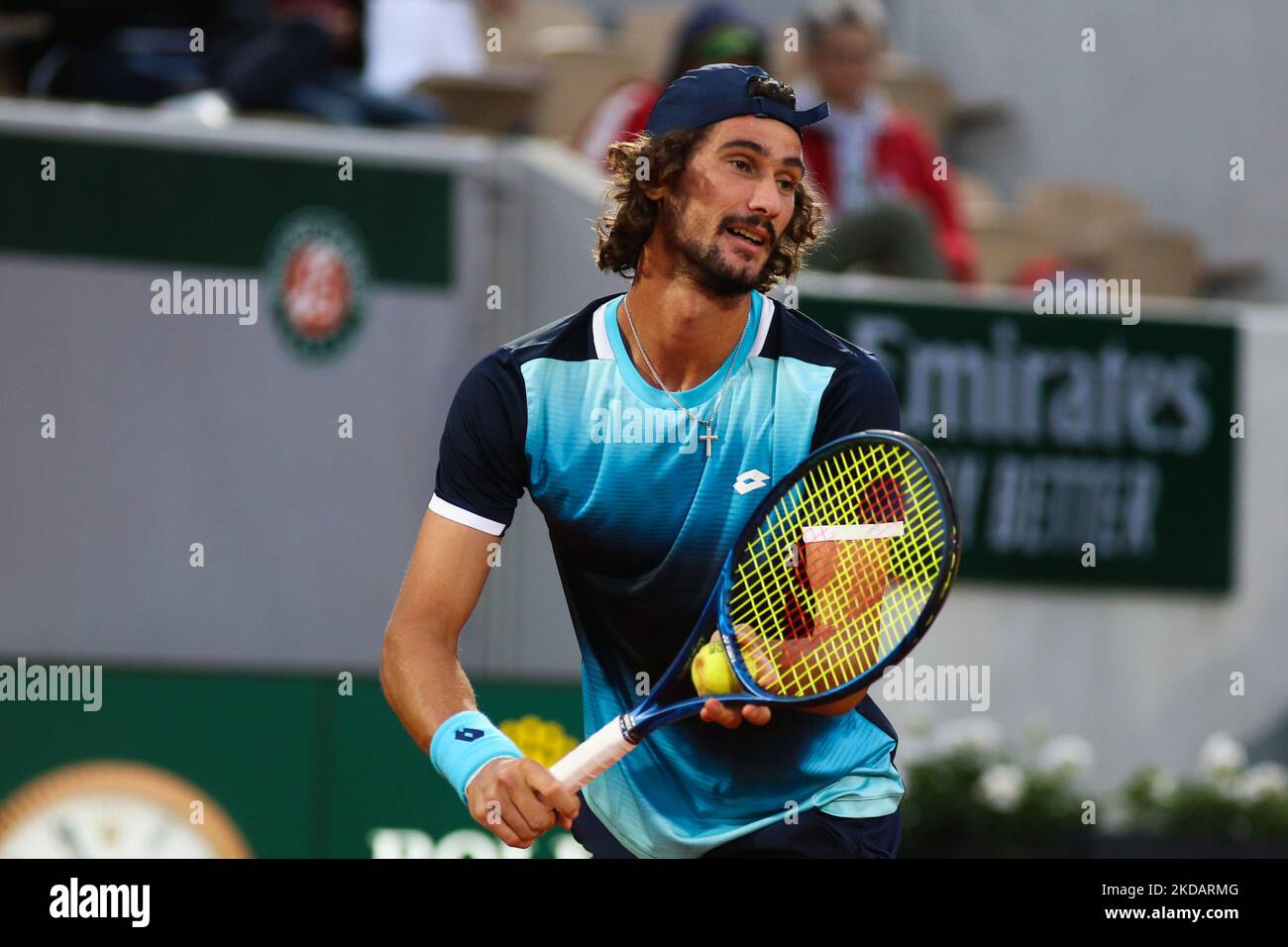 Lloyd Harris während seines Spiels gegen Richard Gasquet auf dem Gericht von Suzanne Lenglen am zweiten Finaltag der French Open 2022 in Paris, Frankreich, am 23. Mai 2022. (Foto von Ibrahim Ezzat/NurPhoto) Stockfoto