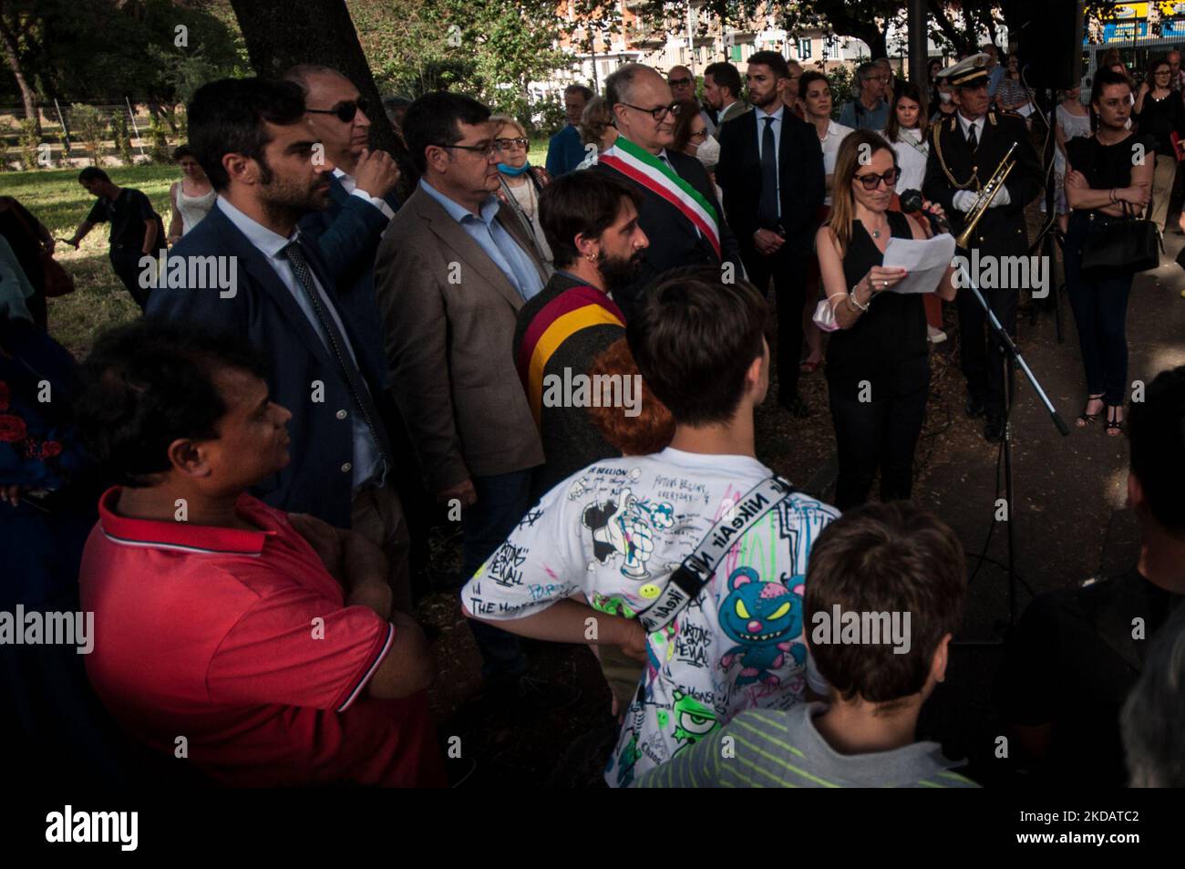 Am 30.. Jahrestag des Massakers von Capaci wurde am 23. Mai 2022 im römischen Park Falcone und Borsellino eine Bank eingeweiht, die den beiden von der Mafia getöteten Richtern gewidmet war. Roberto Gualtieri, Bürgermeister von Rom, und Amedeo Ciaccheri, Präsident der Gemeinde 8.. (Foto von Andrea Ronchini/NurPhoto) Stockfoto