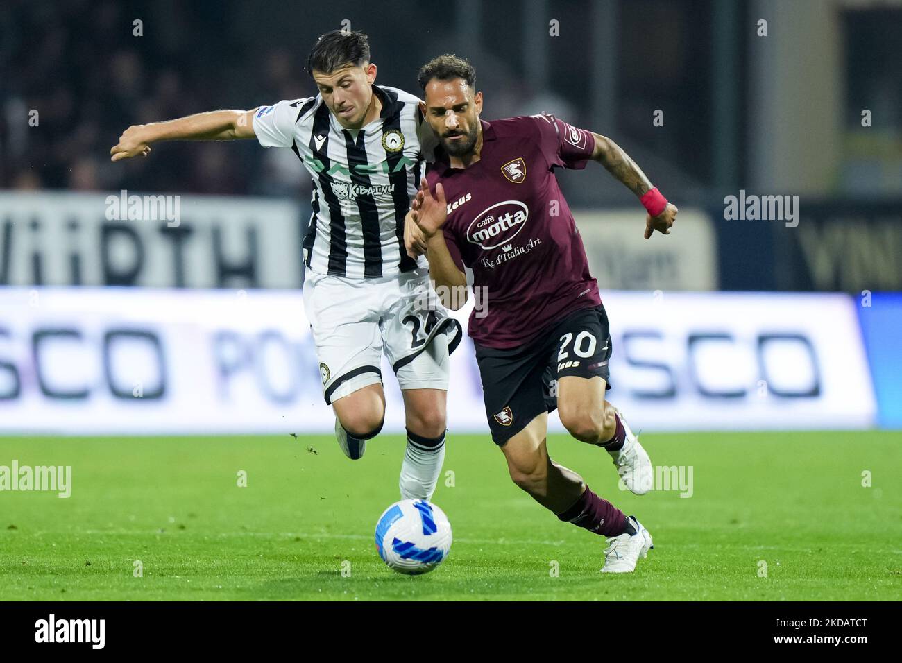 Grigoris Kadanos von der US Salernitana 1919 wird von Lazar Samardzic von Udinese Calcio während des Serie-A-Spiels zwischen der US Salernitana 1919 und Udinese Calcio am 22. Mai 2022 in Salerno, Italien, herausgefordert. (Foto von Giuseppe Maffia/NurPhoto) Stockfoto