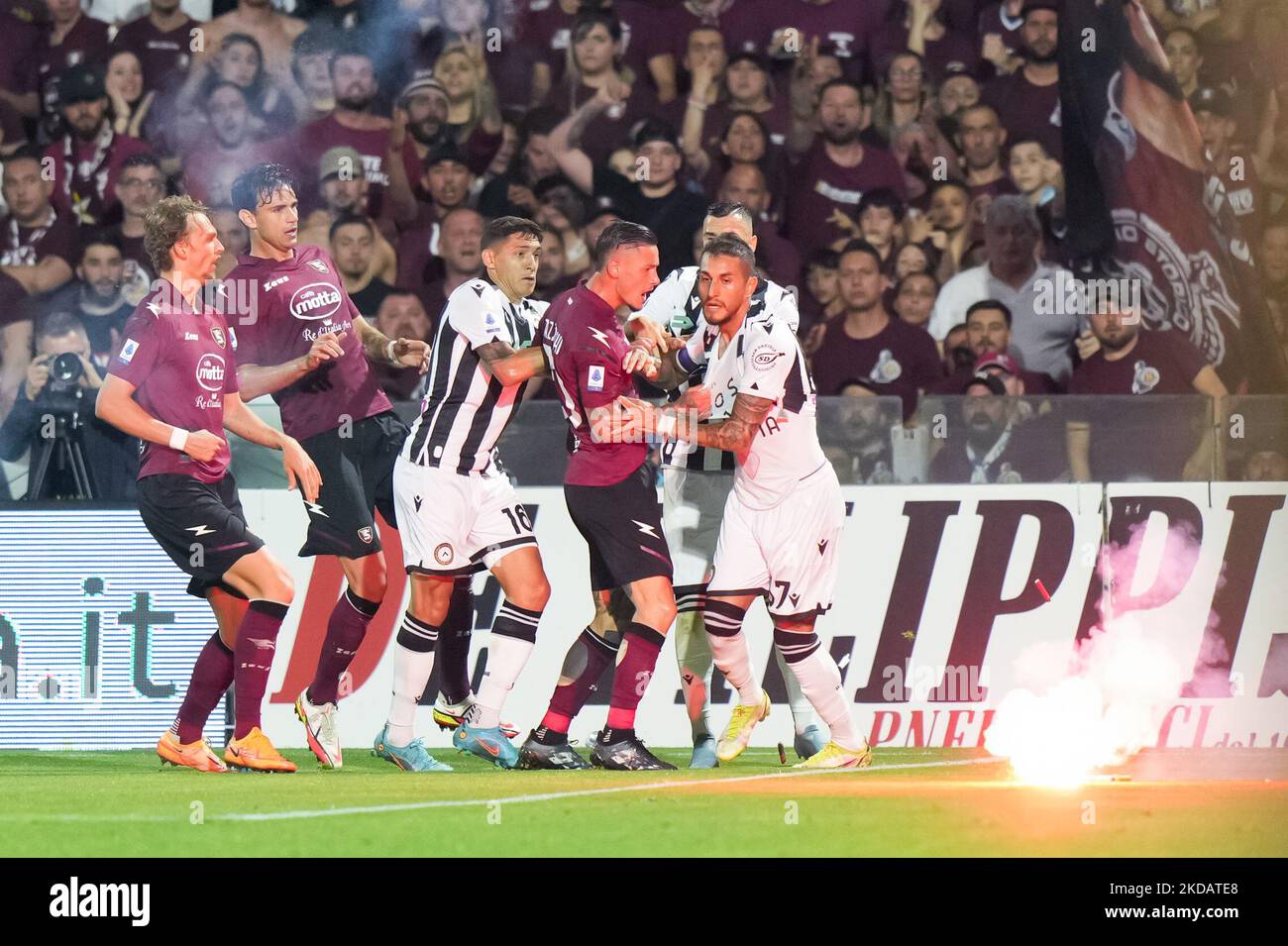 Pasquale Mazzocchi von US Salernitana 1919 argumentiert mit Roberto Pereyra von Udinese Calcio während der Feier für das vierte Tor während der Serie Ein Spiel zwischen US Salernitana 1919 und Udinese Calcio am 22. Mai 2022 in Salerno, Italien. (Foto von Giuseppe Maffia/NurPhoto) Stockfoto