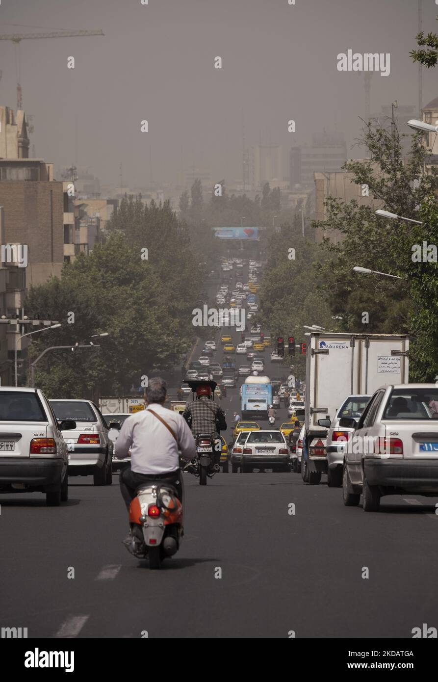 Ein Blick auf eine Straße in der Innenstadt von Teheran während eines luftverschmutzten Tages am 24. Mai 2022. (Foto von Morteza Nikoubazl/NurPhoto) Stockfoto