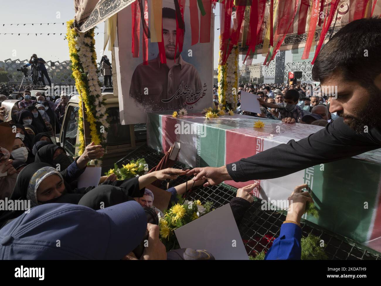 Ein Pickup-Truck trägt den Sarg mit dem Leichnam des Oberst des Islamischen Revolutionsgarden (IRGC), Sayyad Khodai, während der Beerdigung von Khodai am 24. Mai 2022 im Süden Teherans. Oberst Sayyad Khodai vom Korps der Islamischen Revolutionsgarde (IRGC) wurde am 22. Mai vor seinem Haus von Motorradmördern in Teheran getötet. (Foto von Morteza Nikoubazl/NurPhoto) Stockfoto