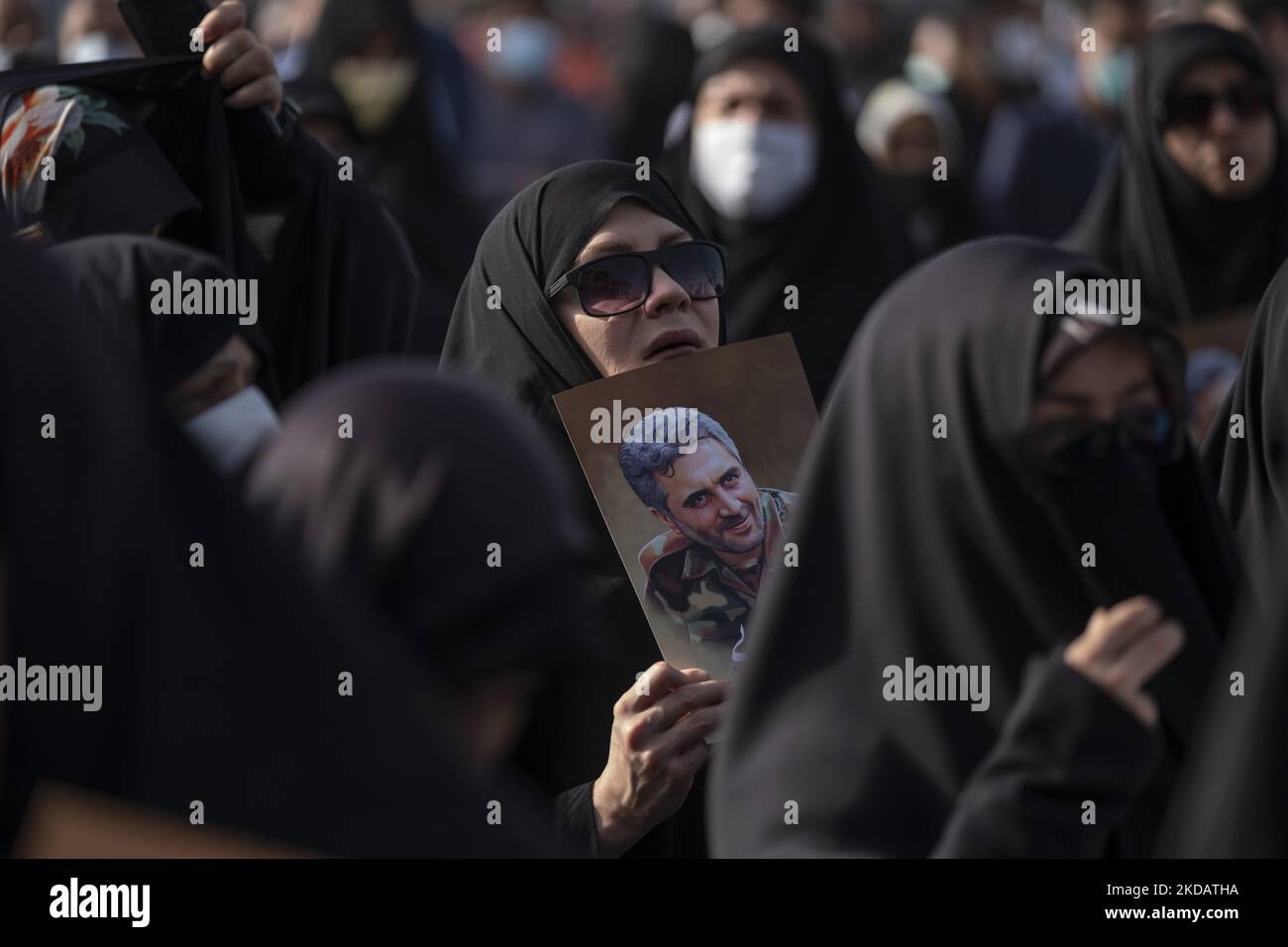 Eine verschleierte iranische Frau hält ein Porträt des Oberst des Islamischen Revolutionsgarden (IRGC), Sayyad Khodai, während sie am 24. Mai 2022 an der Beerdigung von Khodai im Süden Teherans teilnahm. Oberst Sayyad Khodai vom Korps der Islamischen Revolutionsgarde (IRGC) wurde am 22. Mai vor seinem Haus von Motorradmördern in Teheran getötet. (Foto von Morteza Nikoubazl/NurPhoto) Stockfoto