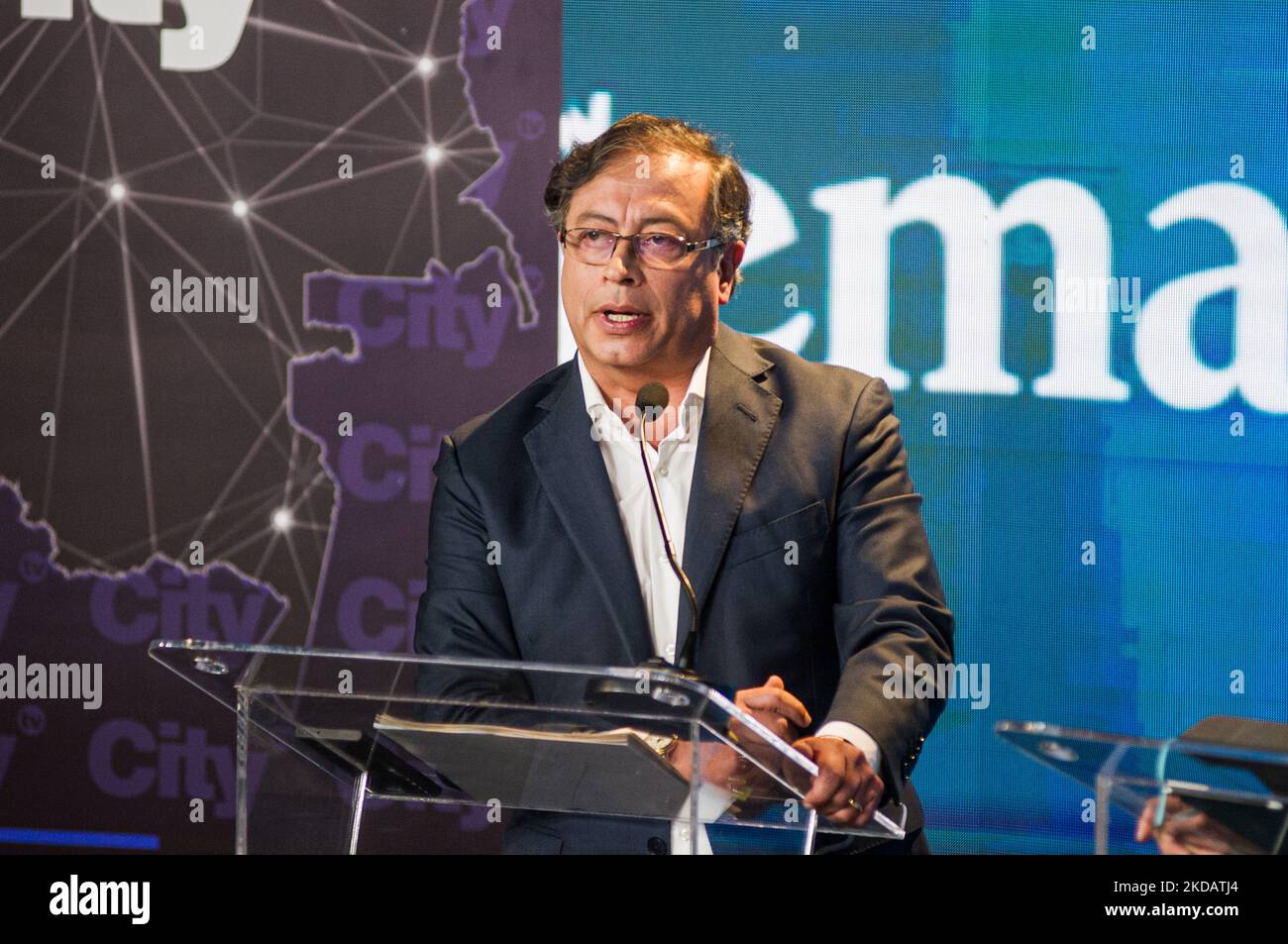 Präsidentschaftskandidat Gustavo Petro für das politische Bündnis Pacto Historico spricht während der letzten im Fernsehen übertragenen Präsidentschaftsdebatte vor den Präsidentschaftswahlen in Kolumbien, die am 29. Mai 23 2022 in Bogota, Kolumbien, stattfinden werden. (Foto von Sebastian Barros/NurPhoto) Stockfoto