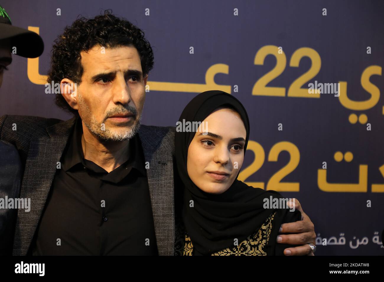 Palstiner nehmen an der Eröffnung einer Kunstgalerie von Zainab al-Qolaq Teil, einem palästinensischen Mädchen, das während eines israelischen Luftanschlags auf ihr Familienhaus am 24. Mai 2022 während des jüngsten Konflikts zwischen der Hamas und Israel in Gaza-Stadt 22 Personen ihrer Familie verloren hat. (Foto von Majdi Fathi/NurPhoto) Stockfoto