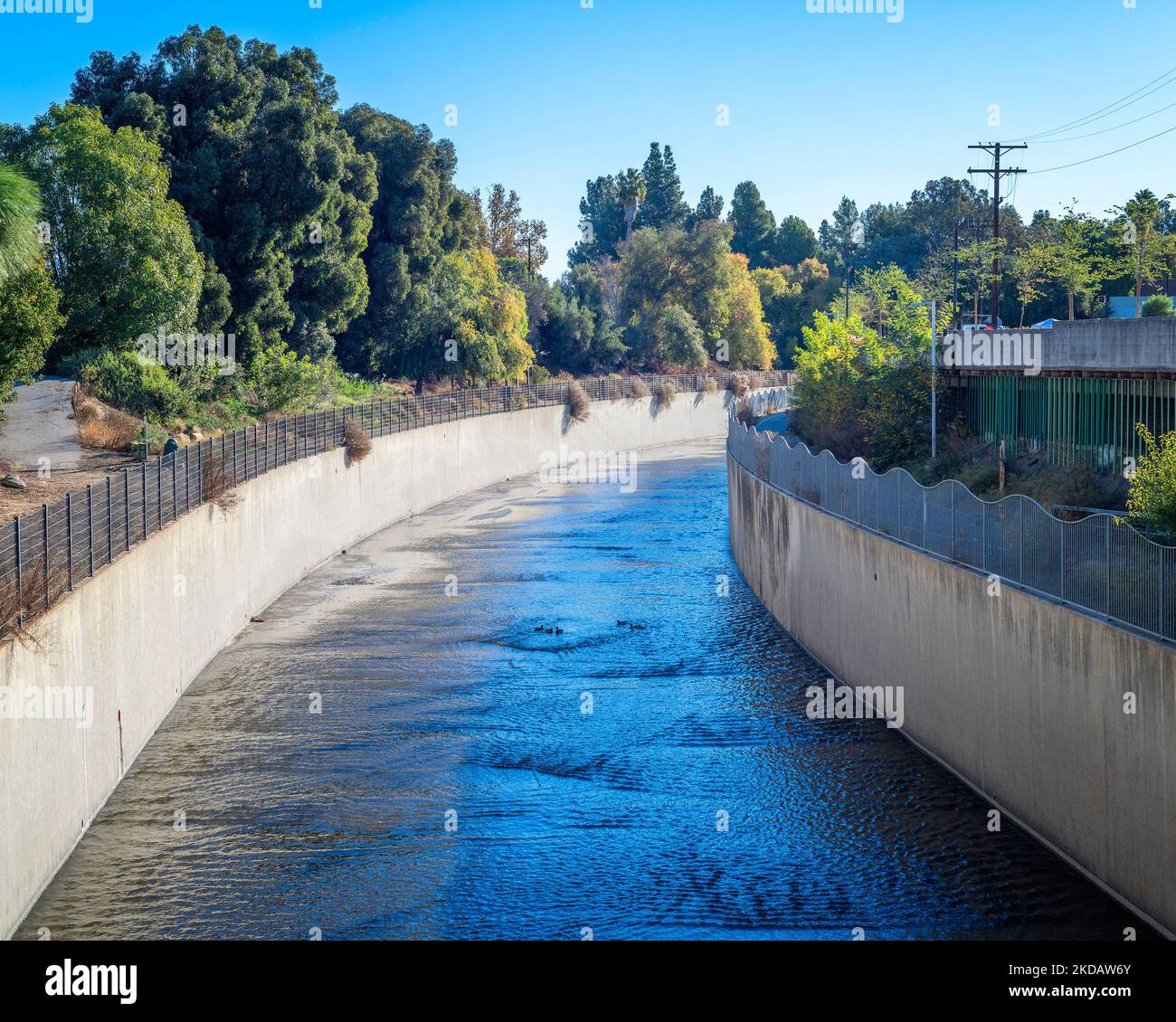 Der Los Angeles River schlängelt sich durch Studio City in Los Angeles, CA. Stockfoto