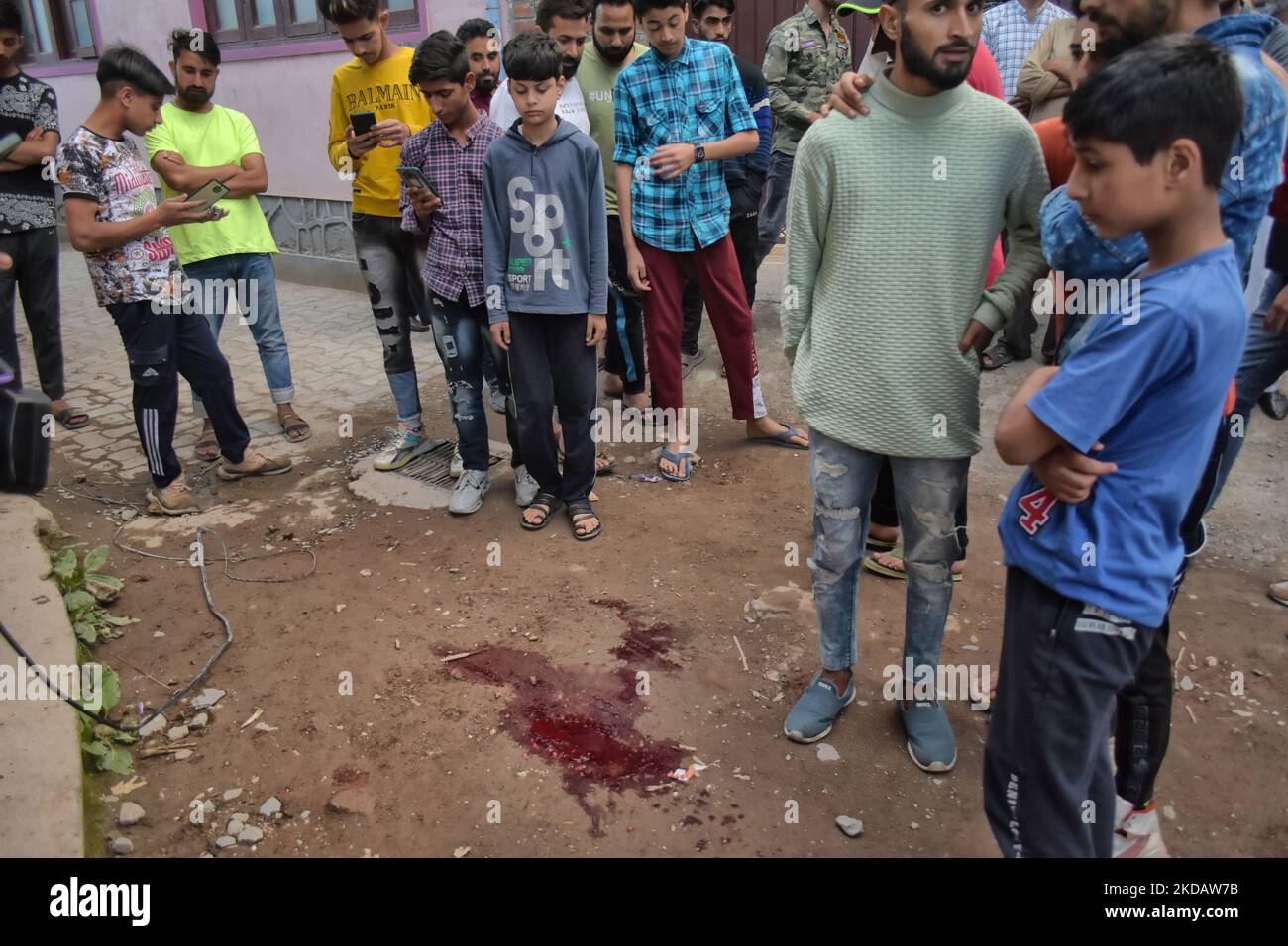 Menschen stehen in der Nähe der Stelle, an der ein Polizist Saifullah Qadri am 24. Mai 2022 im Anchar-Viertel der Region Soura, unter der indischen Verwaltung von Srinagar, Kaschmir, getötet wurde. Qadri wurde von seiner Tochter begleitet, als er angegriffen wurde. Beide wurden zum Sher-i-Kashmir Institute of Medical Sciences (SKIMS), Srinagar, gebracht, wo Qadri erlag. (Foto von Muzamil Mattoo/NurPhoto) Stockfoto
