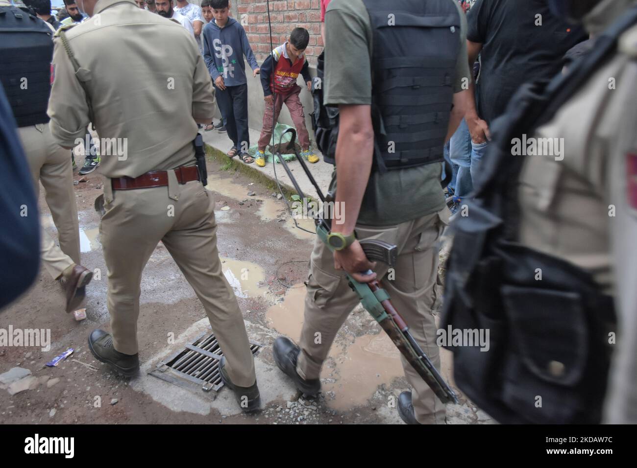 Indische Polizisten untersuchen die Stelle, an der ein Polizist Saifullah Qadri am 24. Mai 2022 im Anchar-Viertel im Gebiet Soura, im von Srinagar verwalteten Kaschmir, getötet wurde. Qadri wurde von seiner Tochter begleitet, als er angegriffen wurde. Beide wurden zum Sher-i-Kashmir Institute of Medical Sciences (SKIMS), Srinagar, gebracht, wo Qadri erlag. (Foto von Muzamil Mattoo/NurPhoto) Stockfoto