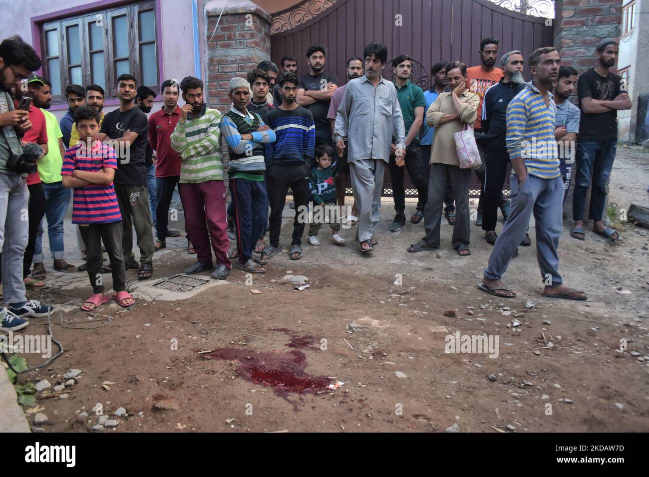 Menschen stehen in der Nähe der Stelle, an der ein Polizist Saifullah Qadri am 24. Mai 2022 im Anchar-Viertel der Region Soura, unter der indischen Verwaltung von Srinagar, Kaschmir, getötet wurde. Qadri wurde von seiner Tochter begleitet, als er angegriffen wurde. Beide wurden zum Sher-i-Kashmir Institute of Medical Sciences (SKIMS), Srinagar, gebracht, wo Qadri erlag. (Foto von Muzamil Mattoo/NurPhoto) Stockfoto