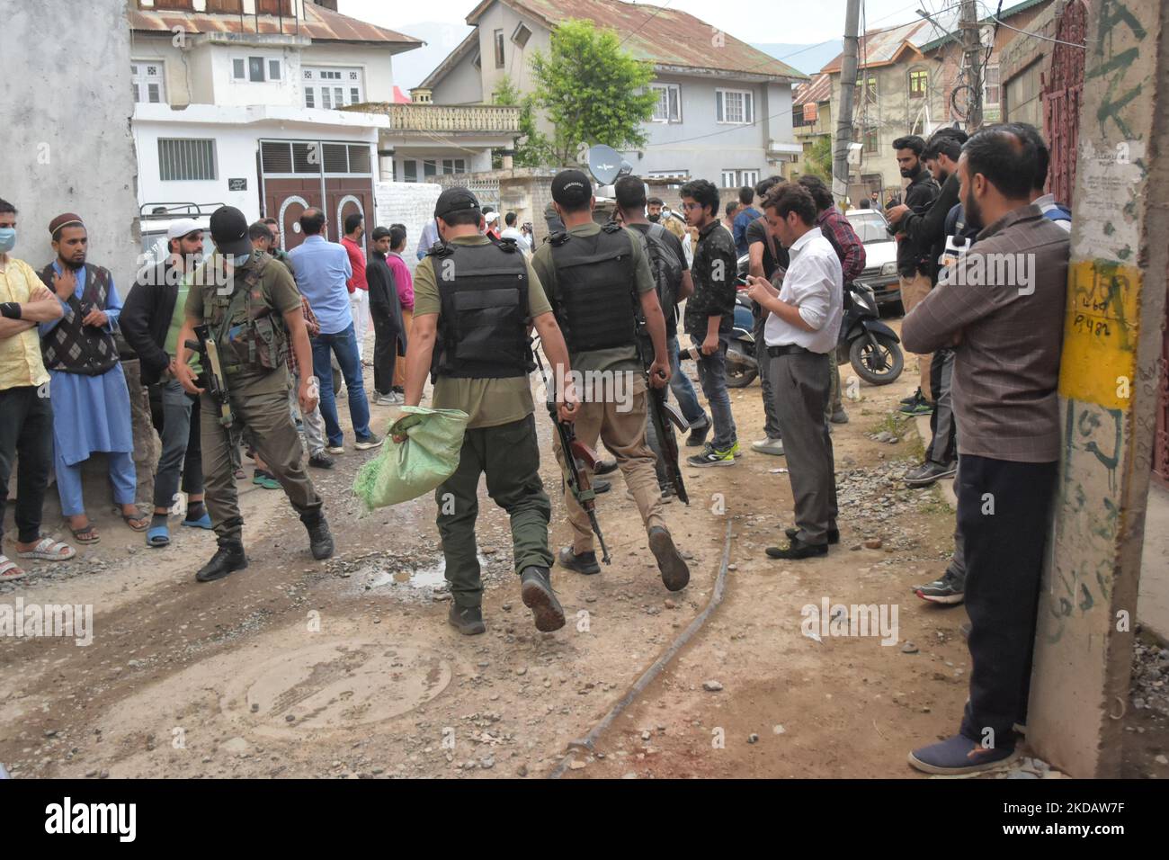 Indische Polizisten untersuchen die Stelle, an der ein Polizist Saifullah Qadri am 24. Mai 2022 im Anchar-Viertel im Gebiet Soura, im von Srinagar verwalteten Kaschmir, getötet wurde. Qadri wurde von seiner Tochter begleitet, als er angegriffen wurde. Beide wurden zum Sher-i-Kashmir Institute of Medical Sciences (SKIMS), Srinagar, gebracht, wo Qadri erlag. (Foto von Muzamil Mattoo/NurPhoto) Stockfoto