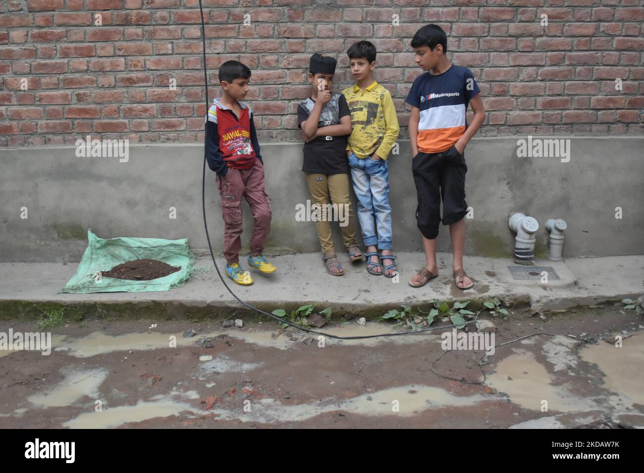 Die Kinder von Kashmiri stehen in der Nähe der Stelle, an der ein Polizist Saifullah Qadri am 24. Mai 2022 im Anchar-Viertel der Region Soura, unter der indischen Verwaltung von Srinagar, Kaschmir, getötet wurde. Qadri wurde von seiner Tochter begleitet, als er angegriffen wurde. Beide wurden zum Sher-i-Kashmir Institute of Medical Sciences (SKIMS), Srinagar, gebracht, wo Qadri erlag. (Foto von Muzamil Mattoo/NurPhoto) Stockfoto
