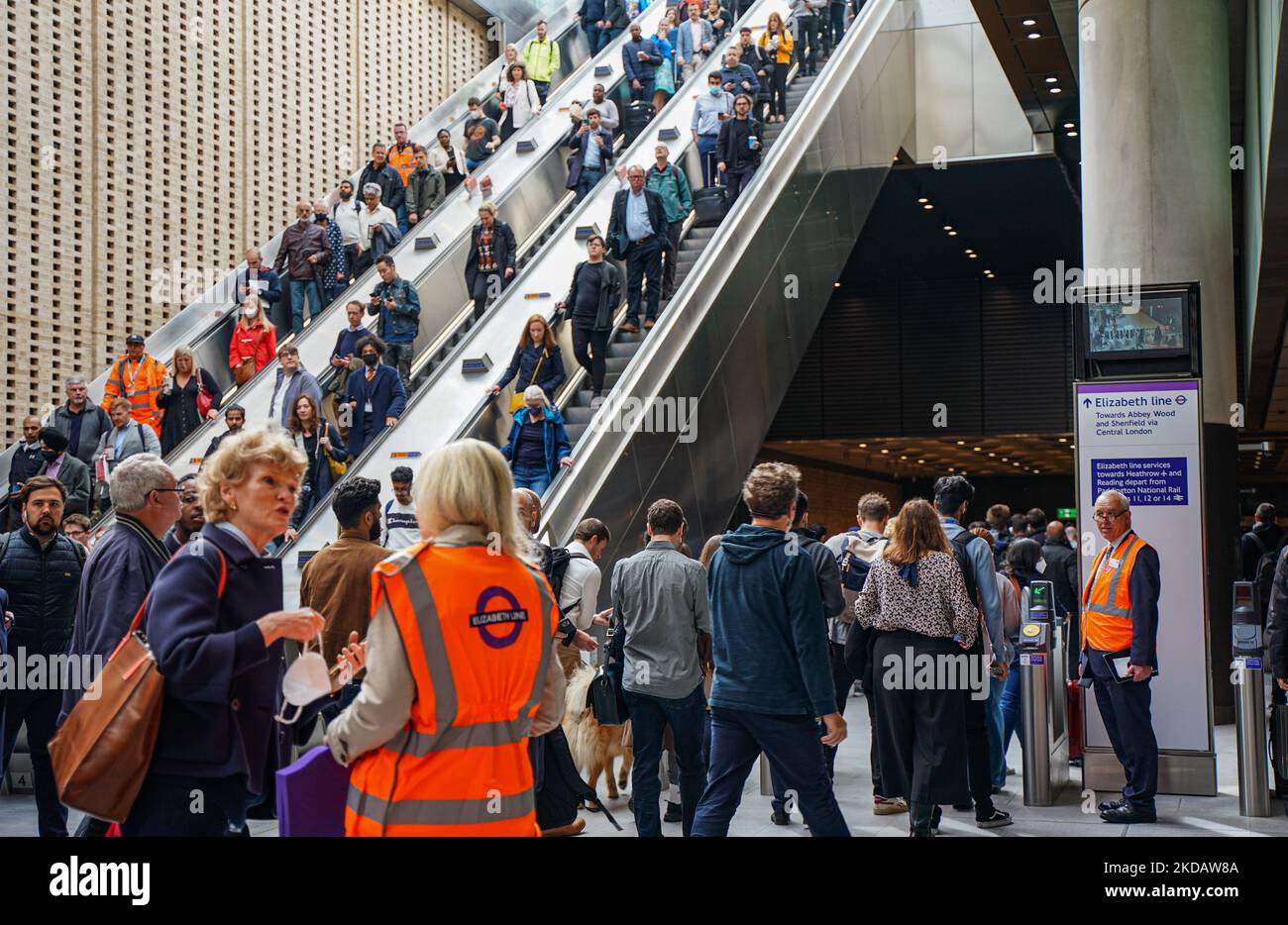 Passagiere reisen mit der Elizabeth Line in London, 24 Ma, 2022, während die neue Linie ihren Ersttagsdienst begann. Die Elizabeth Line wird offiziell am 24. Mai 2022 als Teil des neuen Londoner Verkehrssystems eröffnet. Das 73-Meilen-crossrail-Projekt kostet seit seiner Errichtung im Jahr 2009 mindestens 19 Milliarden Euro. (Foto von Alexander Mak/NurPhoto) Stockfoto