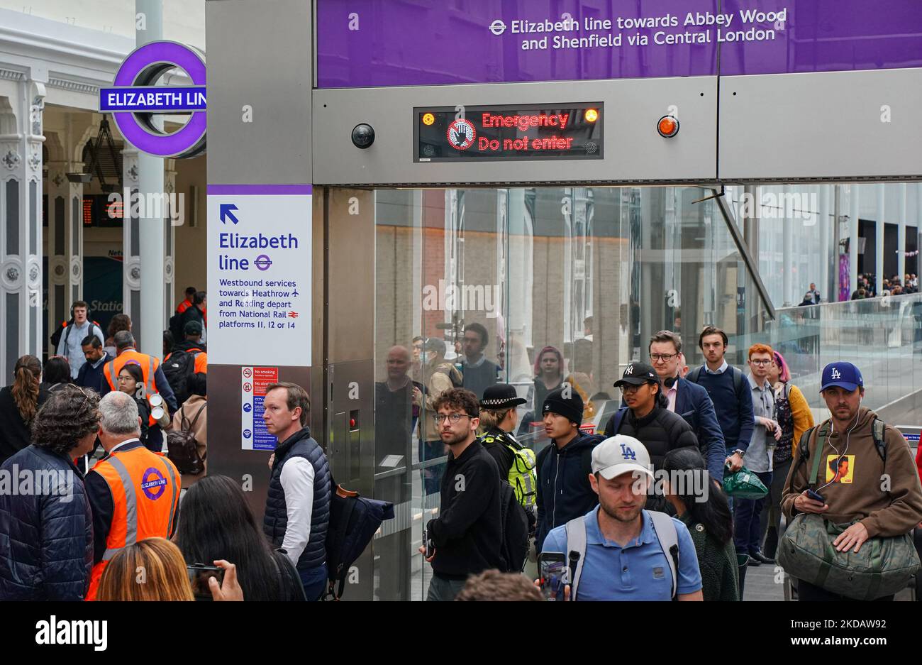 Der Dienst zwischen Paddington und Tottenham Court Road wurde aufgrund eines „Feueralarms“ nur zwei Stunden nach dem Start der Elizabeth Line, 24. Mai 2022, eingestellt. Alle Passagiere im Bahnhof Paddington wurden aufgefordert, die Station zu verlassen, und ein Team von Feuerwehrleuten wurde am Tatort einberufen. Der Service wurde nach 30 Minuten wieder normal fortgesetzt. (Foto von Alexander Mak/NurPhoto) Stockfoto