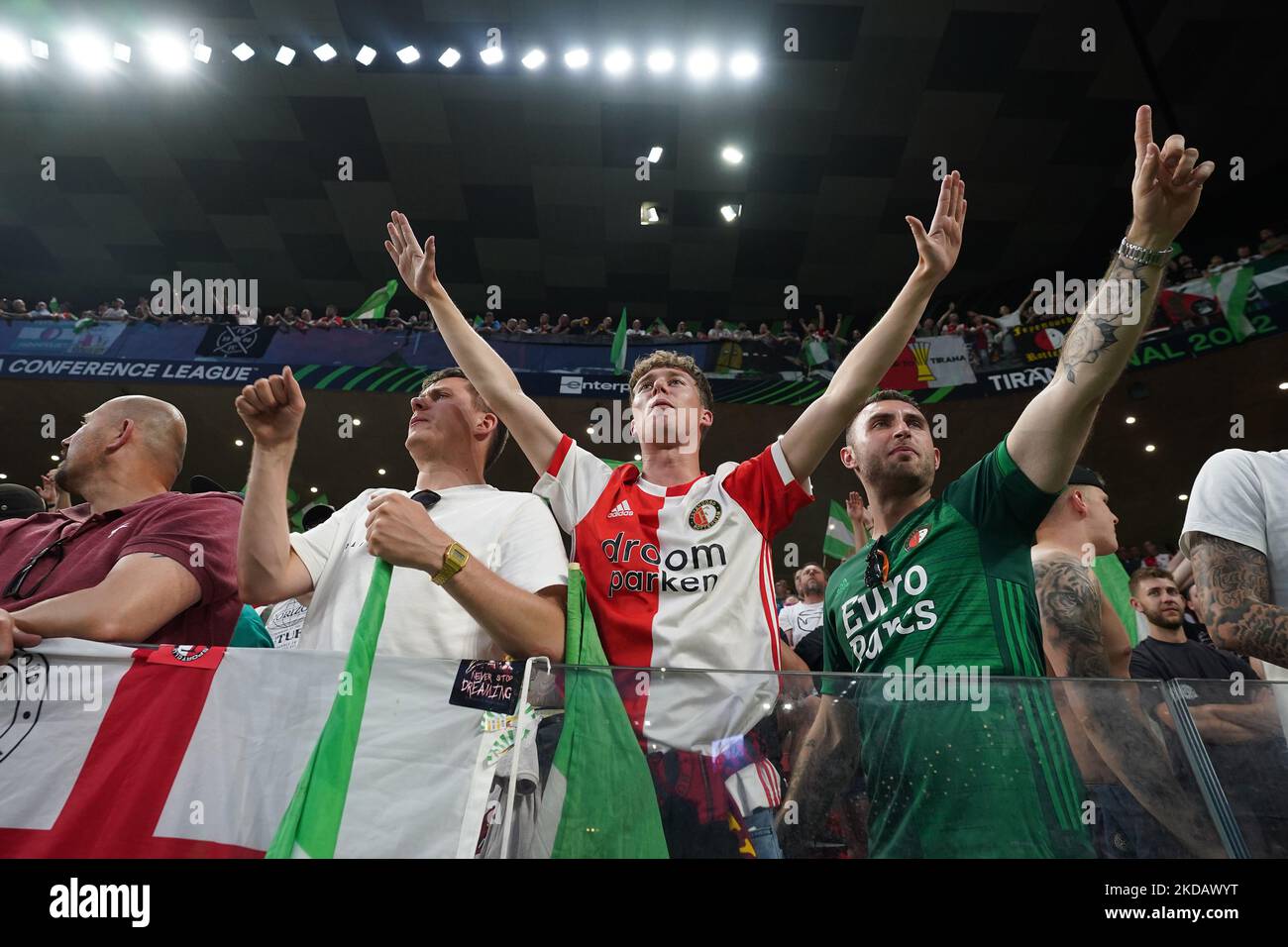 Fans von Feyenoord vor dem Finale der UEFA Conference League zwischen AS Roma und Feyenoord am 25. Mai 2022 in der Arena Kombetare, Tirana, Albanien. (Foto von Giuseppe Maffia/NurPhoto) Stockfoto