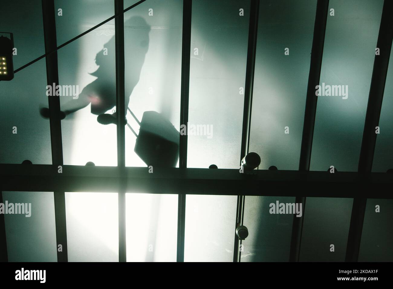 Am 25. Mai 2022 wird am Flughafen Köln/Bonn ein Schatten von Passagieren mit Gepäck gesehen, da Deutschland seine Reisebeschränkungen ab dem 1. Juni während der Sommerferiensaison lockern wird (Foto: Ying Tang/NurPhoto) Stockfoto