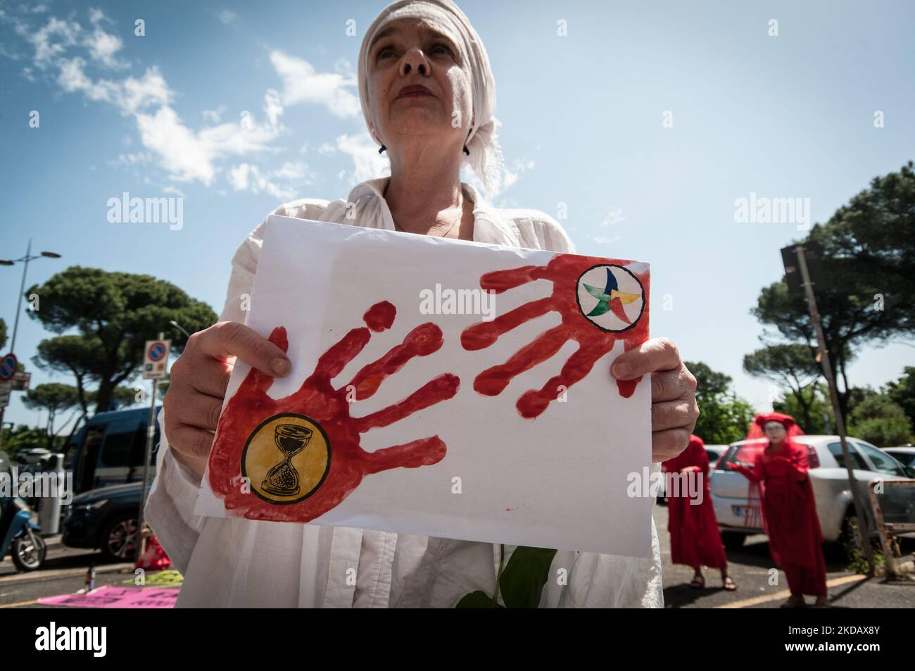 Aktivisten der Extinction Rebellion überreichen am 25. Mai 2022 in Rom, Italien, einen Brief an den Minister für ökologischen Übergang der „Milben“ im Ministerium für ökologischen Wandel, den die Roten Rebellen während eines friedlichen Präsidiums überreichten. (Foto von Andrea Ronchini/NurPhoto) Stockfoto