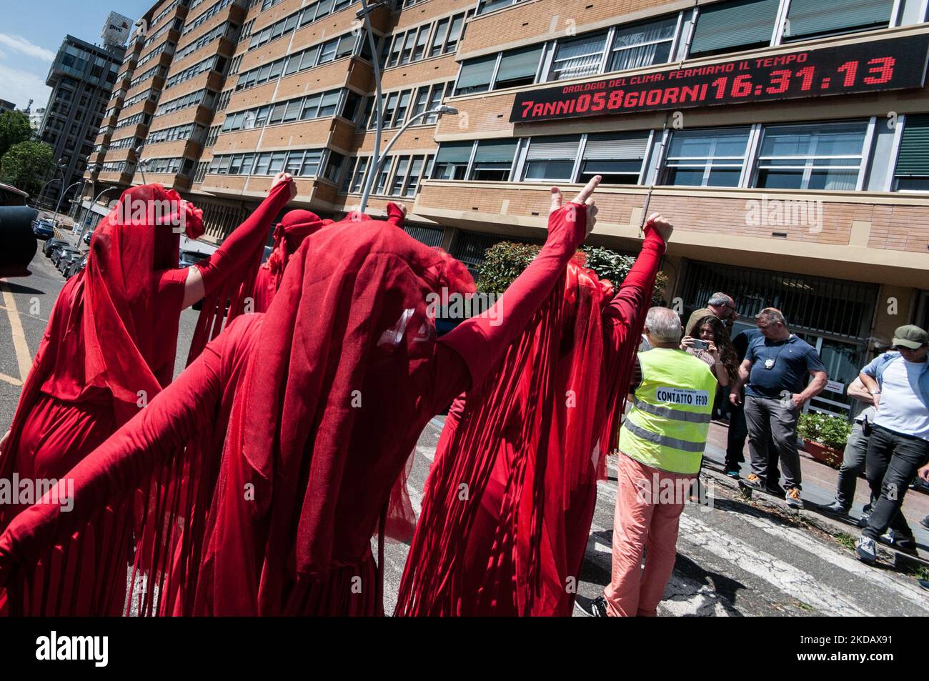 Aktivisten der Extinction Rebellion überreichen am 25. Mai 2022 in Rom, Italien, einen Brief an den Minister für ökologischen Übergang der „Milben“ im Ministerium für ökologischen Wandel, den die Roten Rebellen während eines friedlichen Präsidiums überreichten. (Foto von Andrea Ronchini/NurPhoto) Stockfoto