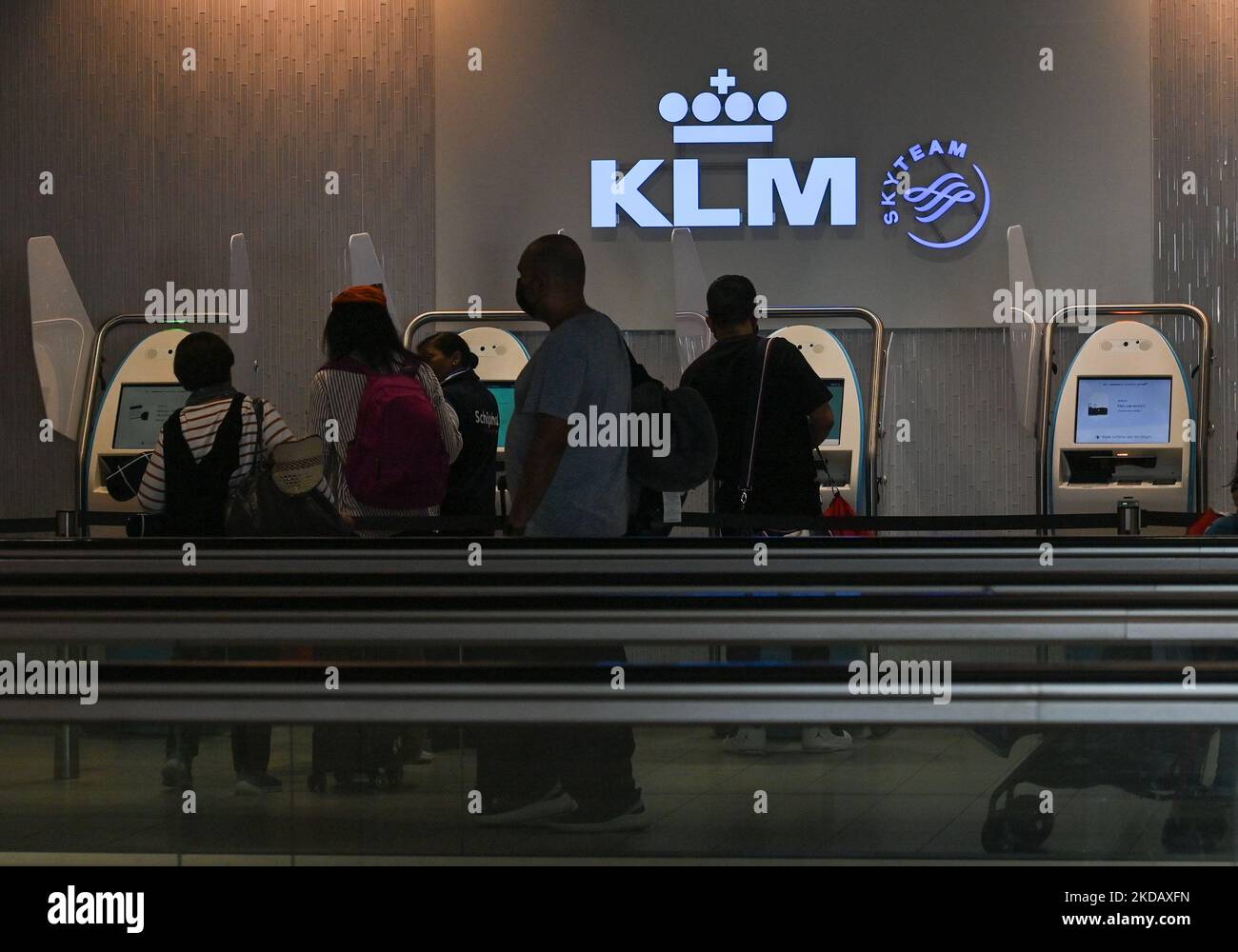 Personen, die am Flughafen Amsterdam Schiphol Selbstkontrollautomaten benutzen. Eine weitere Woche in Folge kämpfen die Passagiere des Amsterdamer Flughafens Schiphol mit Chaos durch lange Sicherheitsleitungen, Verspätungen und Flugstörungen, die durch die Kombination aus dem Zustrom von Reisenden und einem starken Personalmangel verursacht werden. Am Sonntag, den 22. Mai 2022, Niederlande. (Foto von Artur Widak/NurPhoto) Stockfoto