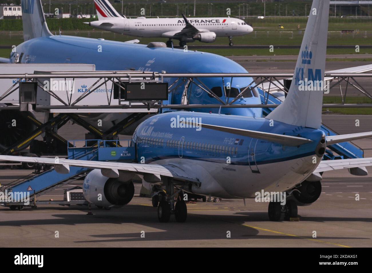 Flugzeuge der KLM und Air France am Flughafen Amsterdam Schiphol. Eine weitere Woche in Folge kämpfen die Passagiere des Amsterdamer Flughafens Schiphol mit Chaos durch lange Sicherheitsleitungen, Verspätungen und Flugstörungen, die durch die Kombination aus dem Zustrom von Reisenden und einem starken Personalmangel verursacht werden. Am Sonntag, den 22. Mai 2022, Niederlande. (Foto von Artur Widak/NurPhoto) Stockfoto