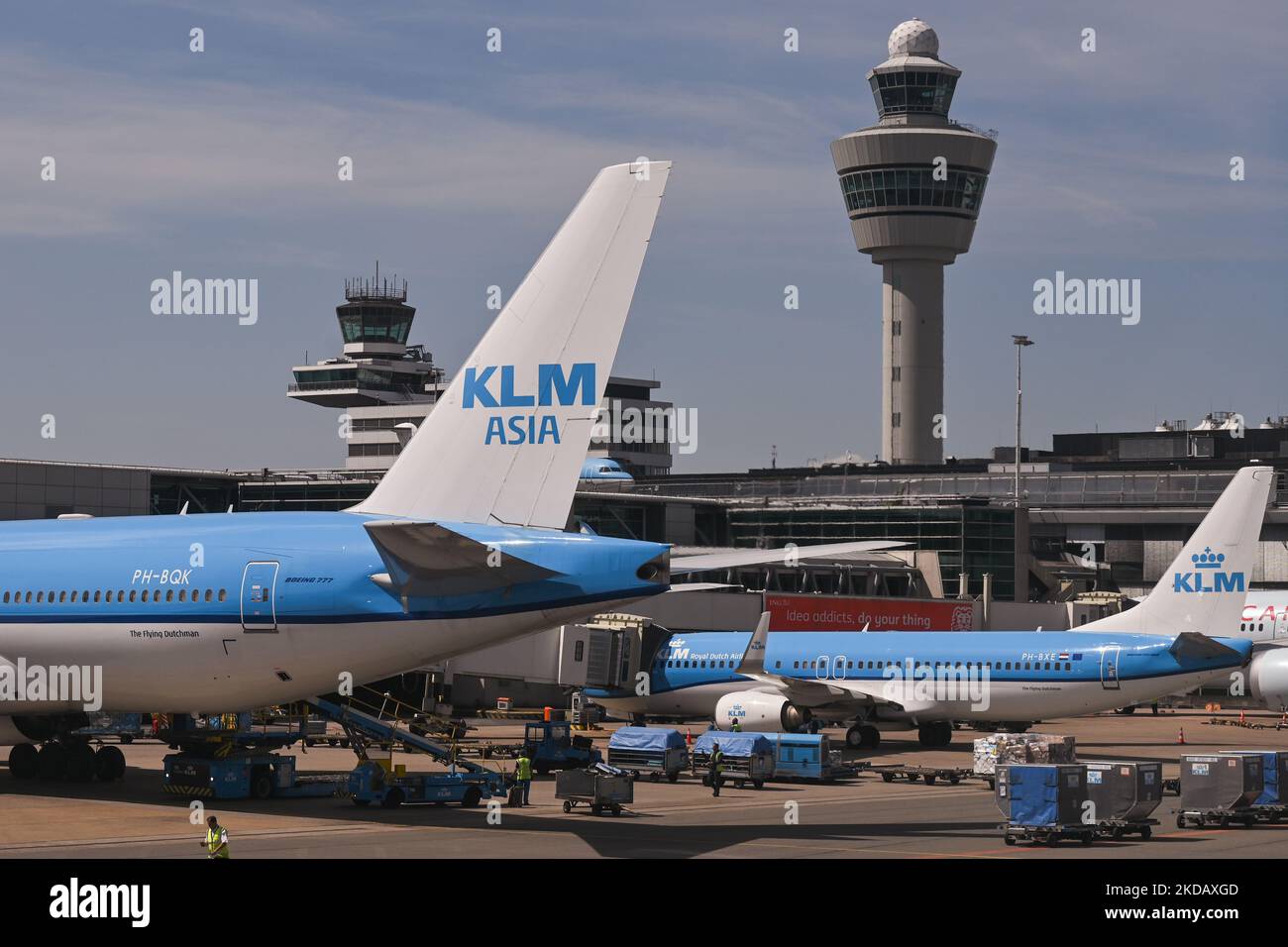 KLM-Flugzeug am Flughafen Amsterdam Schiphol. Eine weitere Woche in Folge kämpfen die Passagiere des Amsterdamer Flughafens Schiphol mit Chaos durch lange Sicherheitsleitungen, Verspätungen und Flugstörungen, die durch die Kombination aus dem Zustrom von Reisenden und einem starken Personalmangel verursacht werden. Am Sonntag, den 22. Mai 2022, Niederlande. (Foto von Artur Widak/NurPhoto) Stockfoto