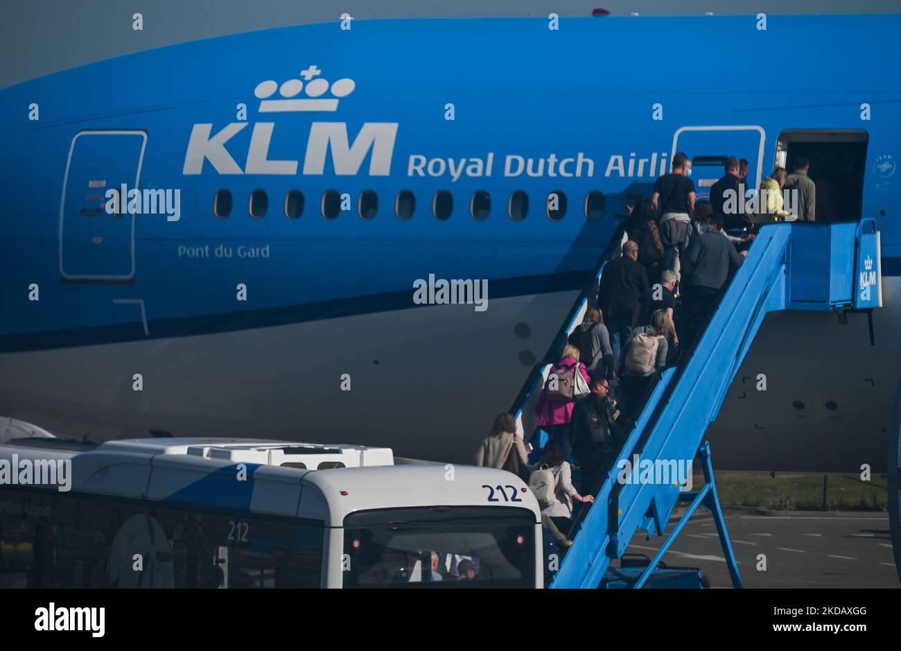 Personen, die am Amsterdamer Flughafen Schiphol ein KLM-Flugzeug besteigen. Eine weitere Woche in Folge kämpfen die Passagiere des Amsterdamer Flughafens Schiphol mit Chaos durch lange Sicherheitsleitungen, Verspätungen und Flugstörungen, die durch die Kombination aus dem Zustrom von Reisenden und einem starken Personalmangel verursacht werden. Am Sonntag, den 22. Mai 2022, Niederlande. (Foto von Artur Widak/NurPhoto) Stockfoto