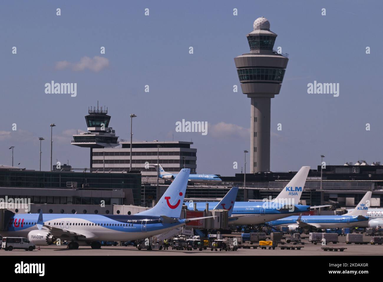 KLM und TUI Flugzeuge am Flughafen Amsterdam Schiphol. Eine weitere Woche in Folge kämpfen die Passagiere des Amsterdamer Flughafens Schiphol mit Chaos durch lange Sicherheitsleitungen, Verspätungen und Flugstörungen, die durch die Kombination aus dem Zustrom von Reisenden und einem starken Personalmangel verursacht werden. Am Sonntag, den 22. Mai 2022, Niederlande. (Foto von Artur Widak/NurPhoto) Stockfoto