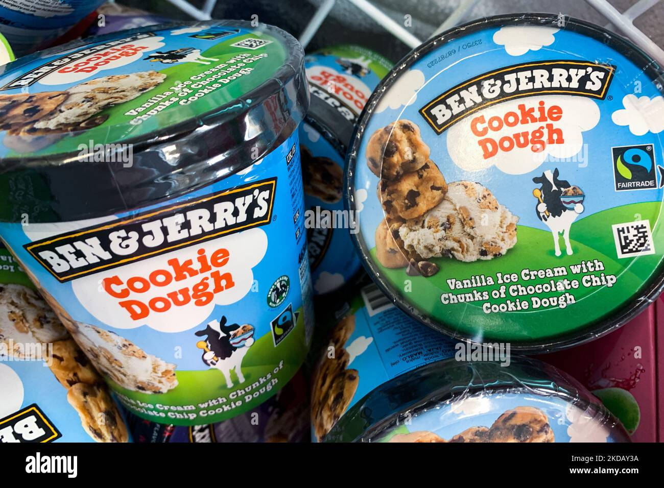 Ben&Jerrys Eisverpackungen sind am 24. Mai 2022 in einem Supermarkt in Krakau, Polen, zu sehen. (Foto von Jakub Porzycki/NurPhoto) Stockfoto