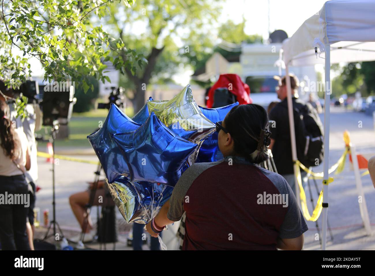 Freunde und Familie brachten Stofftiere und Luftballons zur Robb-Grundschule, um die Opfer der Uvalde-Schießerei einen Tag zuvor zu erinnern. (Foto von Reginald Mathalone/NurPhoto) Stockfoto