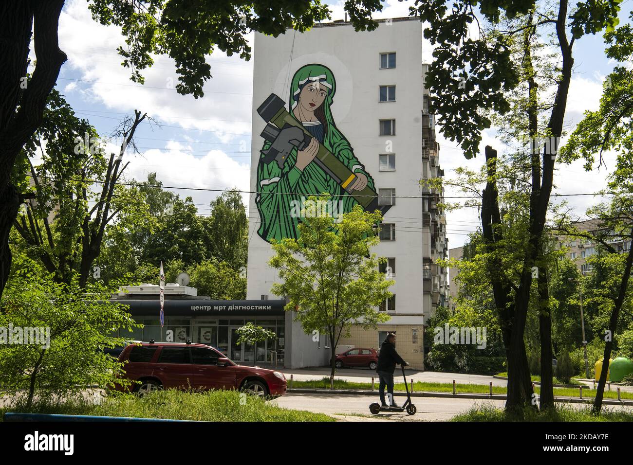 Das Wandbild „St. Javelina', eine symbolische Figur der Madonna mit einem US-Panzerabwehrraketen-"Javelin"-System, das von der ukrainischen Armee im Krieg gegen die Russen eingesetzt wird, an der Wand eines Wohnblocks in Kiew, Ukraine, 25. Mai 2022 (Foto: Maxym Marusenko/NurPhoto) Stockfoto