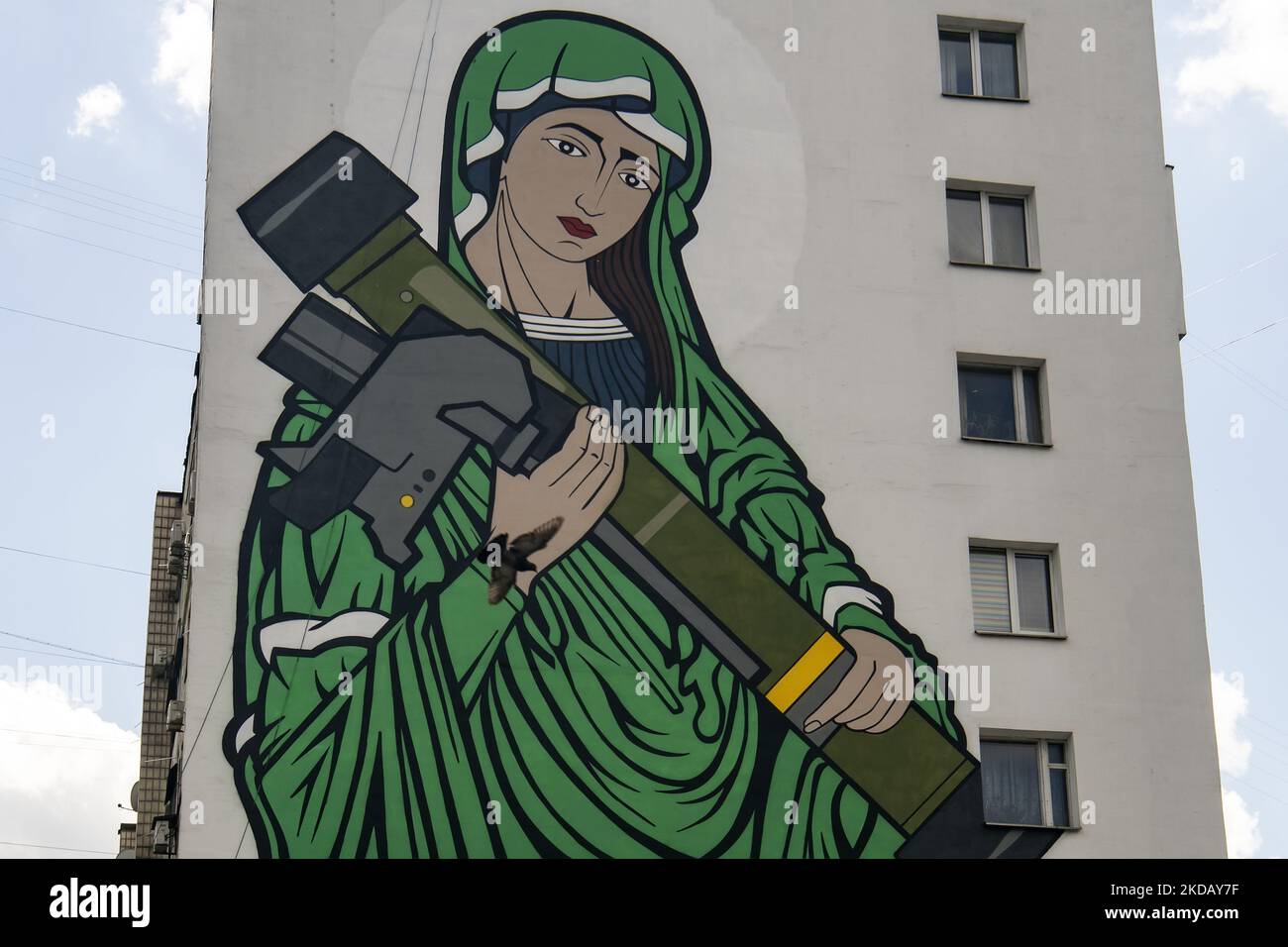 Das Wandbild „St. Javelina', eine symbolische Figur der Madonna mit einem US-Panzerabwehrraketen-"Javelin"-System, das von der ukrainischen Armee im Krieg gegen die Russen eingesetzt wird, an der Wand eines Wohnblocks in Kiew, Ukraine, 25. Mai 2022 (Foto: Maxym Marusenko/NurPhoto) Stockfoto
