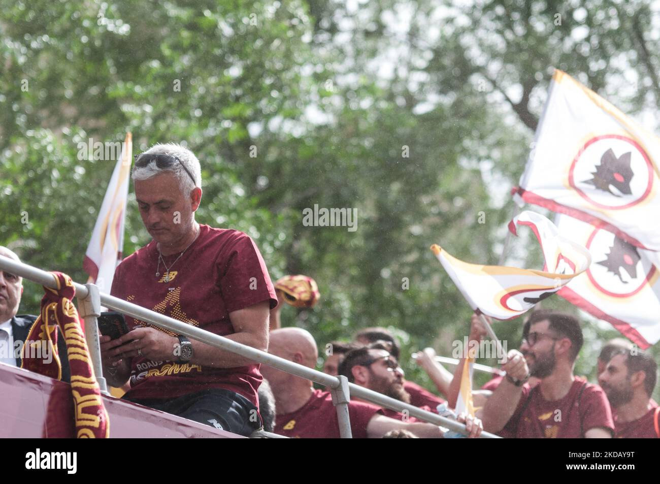 Zwei Open-Top-Trainer der AS Roma mit Team und Management an Bord verließen die Via Colombo kurz vor 5pm und begab sich zum Circus Maximus, um den Sieg der Conference League mit den Fans am 26. Mai 2022 in Rom, Italien, zu feiern. (Foto von Andrea Ronchini/NurPhoto) Stockfoto