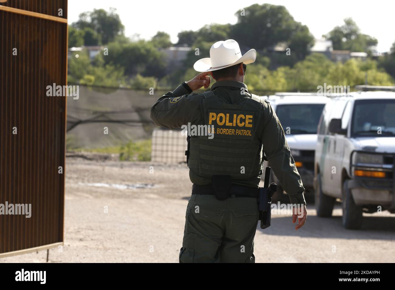 Ein Grenzschutzagent sieht sich am 26 2022. Mai in Eagle Pass Texas, USA, an. Titel 42, das Mandat der Trump-Ära, das Migranten die Einreise in die USA verhindern sollte, Sollte am 23. Mai auslaufen, wurde aber durch eine Klage blockiert, die von mehreren Staaten eingereicht wurde und darauf hinweist, dass der Schritt zum Streik des Gesetzes „die Standards des Verwaltungsverfahrensgesetzes nicht erfüllt“ und dass es keine dauerhafte Lösung für den Umgang mit dem unvermeidlichen Anstieg der Einwanderung gibt. Gegner der Beanspruchung des Gesetzes brachten ihre Forderungen zum Ausdruck, dass Titel 42 illegal ist, da er gegen Einwanderungsgesetze verstößt, die Immigranten daran hindern, ihre Rechte zu erfüllen Stockfoto