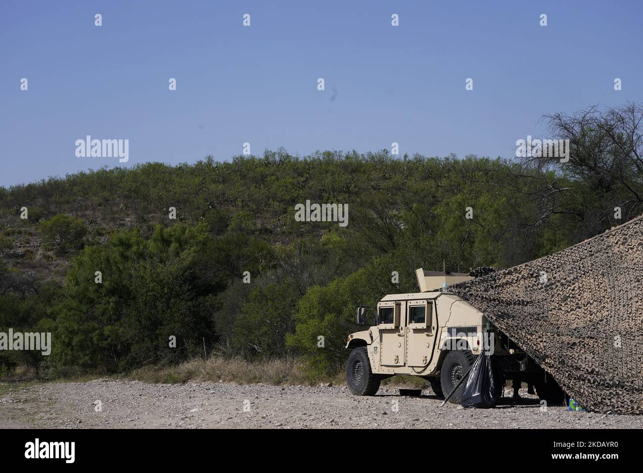 Die Nationalgarde von Texas HUMVEE wird am 26 2022. Mai an einem Posten auf einer Autobahn in der Nähe des Eagle Pass Texas, USA, geparkt. Titel 42, das Mandat der Trump-Ära, das Migranten die Einreise in die USA verhindern sollte, Sollte am 23. Mai auslaufen, wurde aber durch eine Klage blockiert, die von mehreren Staaten eingereicht wurde und darauf hinweist, dass der Schritt zum Streik des Gesetzes „die Standards des Verwaltungsverfahrensgesetzes nicht erfüllt“ und dass es keine dauerhafte Lösung für den Umgang mit dem unvermeidlichen Anstieg der Einwanderung gibt. Gegner der Beanspruchung des Gesetzes äußerten ihre Forderungen, dass Titel 42 illegal ist, da er gegen Einwanderungsgesetze verstößt, die p Stockfoto