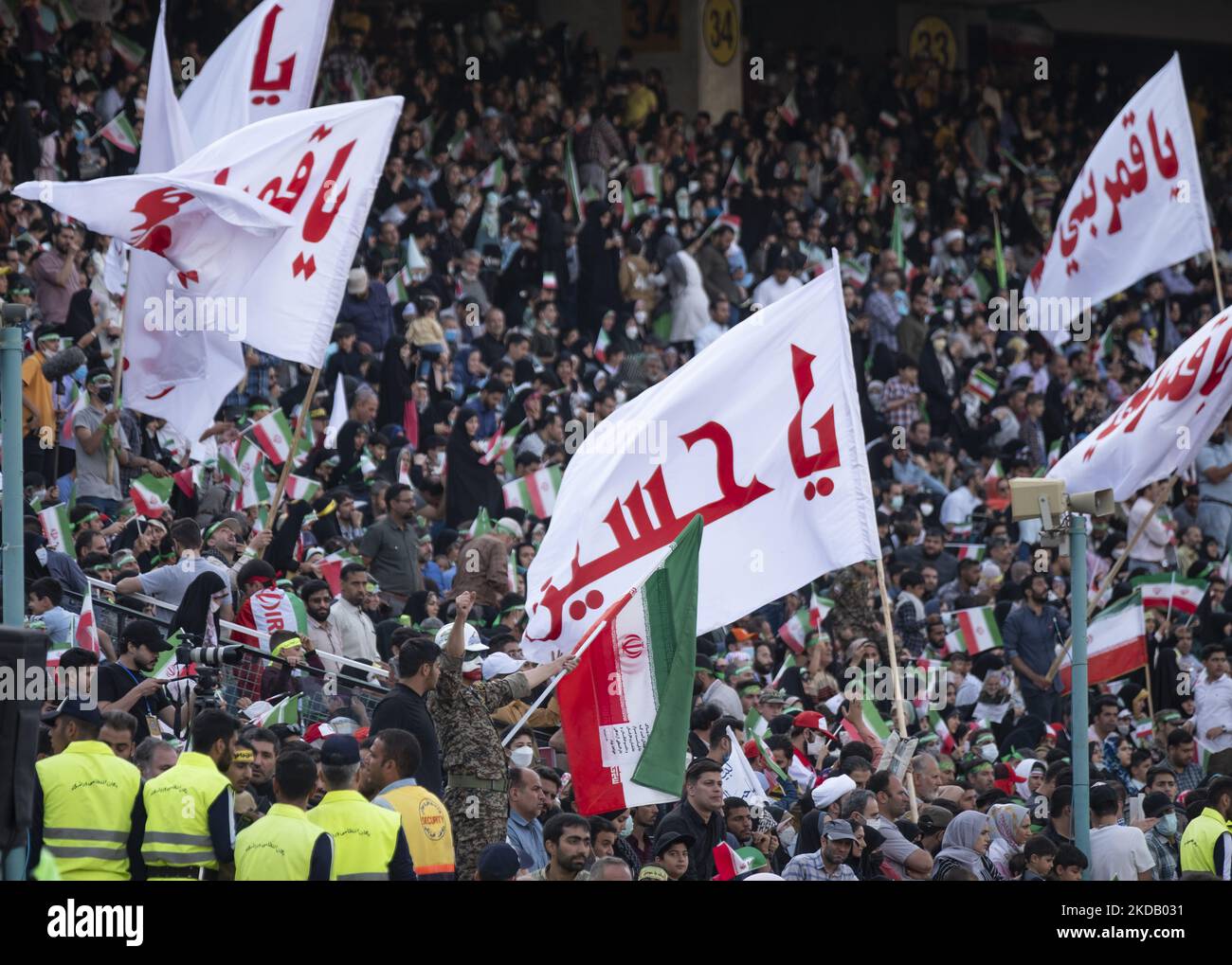 Ein iranischer Anhänger des iranischen Obersten Führers Ayatollah Ali Khamenei in einer Militäruniform malte sein Gesicht, als eine iranische Flagge eine Flagge schwenkt, während er während einer Versammlung, um die Hymne Hallo Kommandant im hunderttausend Sitzer Azadi (Freiheit) Fußballstadion zu singen, Anti-Israel- und Anti-USA-Slogans schrie Westlich von Teheran, am 26. Mai 2022. Hunderttausend Anhänger des iranischen Obersten Führers Ayatollah Ali Khamenei versammelten sich im Sportkomplex Azadi (Freiheit), um den Hymnus Hallo Kommandant zu singen. (Foto von Morteza Nikoubazl/NurPhoto) Stockfoto