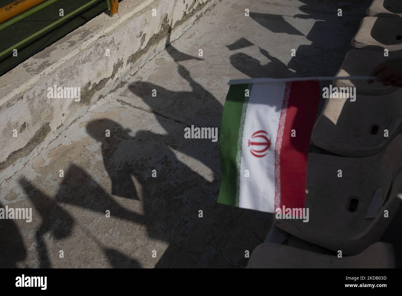 Eine Unterstützerin des iranischen Obersten Führers Ayatollah Ali Khamenei schwenkt am 26. Mai 2022 im Azadi (Freiheit) Fußballstadion im Westen von Teheran eine iranische Fahne, um die Hymne „Hallo Kommandant“ zu singen. Hunderttausend Anhänger des iranischen Obersten Führers Ayatollah Ali Khamenei versammelten sich im Sportkomplex Azadi (Freiheit), um den Hymnus Hallo Kommandant zu singen. (Foto von Morteza Nikoubazl/NurPhoto) Stockfoto