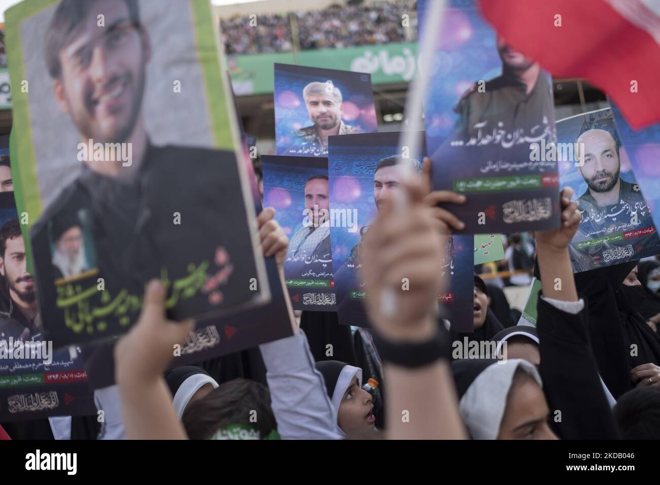 Töchter von Märtyrern, die sich für den Schreinenverteidiger wehren, überbieten Porträts ihrer Väter, die während ihrer Kämpfe gegen ISIS-Milizen getötet wurden, und singen die Hymne „Hallo“-Befehlshaber zur Unterstützung des iranischen Obersten Führers Ayatollah Ali Khamenei, Während einer Versammlung im Azadi (Freedom) Fußballstadion mit hunderttausend Sitzplätzen im Westen von Teheran am 26. Mai 2022. Hunderttausend Anhänger des iranischen Obersten Führers Ayatollah Ali Khamenei versammelten sich im Sportkomplex Azadi (Freiheit), um den Hymnus Hallo Kommandant zu singen. (Foto von Morteza Nikoubazl/NurPhoto) Stockfoto