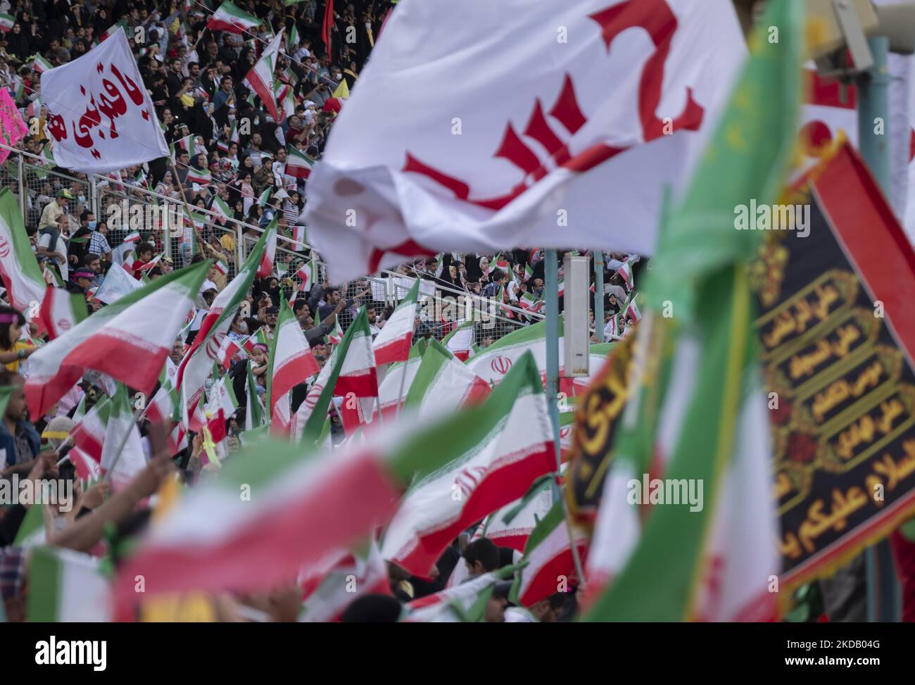 Iranische Anhänger des iranischen Obersten Führers Ayatollah Ali Khamenei schwenken iranische Flaggen und religiöse Flaggen während einer Versammlung, um am 26. Mai 2022 im Azadi (Freiheit) Fußballstadion im Westen von Teheran die Hymne Hello Commander zu singen. Hunderttausend Anhänger des iranischen Obersten Führers Ayatollah Ali Khamenei versammelten sich im Sportkomplex Azadi (Freiheit), um den Hymnus Hallo Kommandant zu singen. (Foto von Morteza Nikoubazl/NurPhoto) Stockfoto