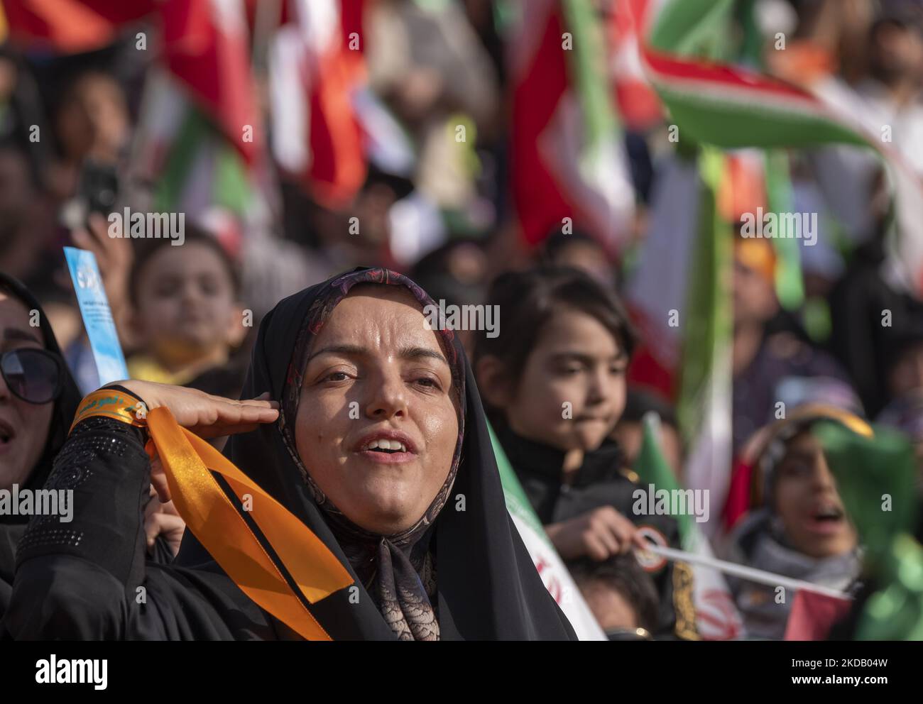 Eine verschleierte iranische Frau grüßt beim Gesang der Hymne Hallo Kommandant zur Unterstützung des iranischen Obersten Führers Ayatollah Ali Khamenei während einer Versammlung am 26. Mai 2022 im Azadi (Freiheit) Fußballstadion im Westen von Teheran. Hunderttausend Anhänger des iranischen Obersten Führers Ayatollah Ali Khamenei versammelten sich im Sportkomplex Azadi (Freiheit), um den Hymnus Hallo Kommandant zu singen. (Foto von Morteza Nikoubazl/NurPhoto) Stockfoto