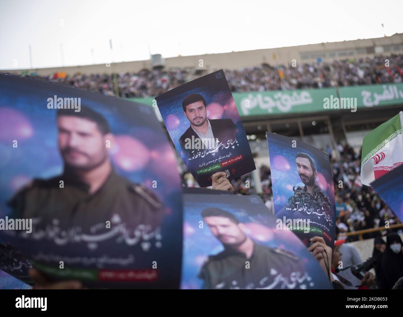 Die Töchter der Märtyrer des Schreinverteidigers halten Porträts ihrer Väter, die während ihrer Kämpfe gegen ISIS-Milizen getötet wurden, während sie an einer Versammlung teilnahmen, um den „Hymnus Hallo“-Kommandanten zur Unterstützung des iranischen Obersten Führers Ayatollah Ali Khamenei zu singen, Am 26. Mai 2022 im Azadi (Freedom) Fußballstadion im Westen von Teheran mit hunderttausend Sitzplätzen. Hunderttausend Anhänger des iranischen Obersten Führers Ayatollah Ali Khamenei versammelten sich im Sportkomplex Azadi (Freiheit), um den Hymnus Hallo Kommandant zu singen. (Foto von Morteza Nikoubazl/NurPhoto) Stockfoto