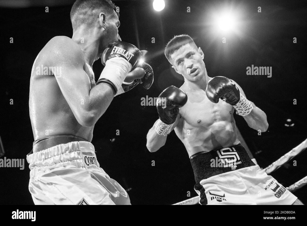 Shohjahon Ergashev (Detroit, MI über Usbekistan) hat seinen Rekord auf 22-0 hochgefahren, wobei er seine #4 IBF, #13 WBA, #11 WBO, Und #7 The Ring Rankings durch den Sieg über Luis Alberto Veron (19-4-2, 9 Kos) von Argentinien durch einstimmige Entscheidung in einem 8 Runde Kampf am 26. Mai 2022 bei Salita Promotions’ Detroit Brawl Profi-Box-Event in Dearborn, Michigan. (Foto von Adam J. Dewey/NurPhoto) Stockfoto