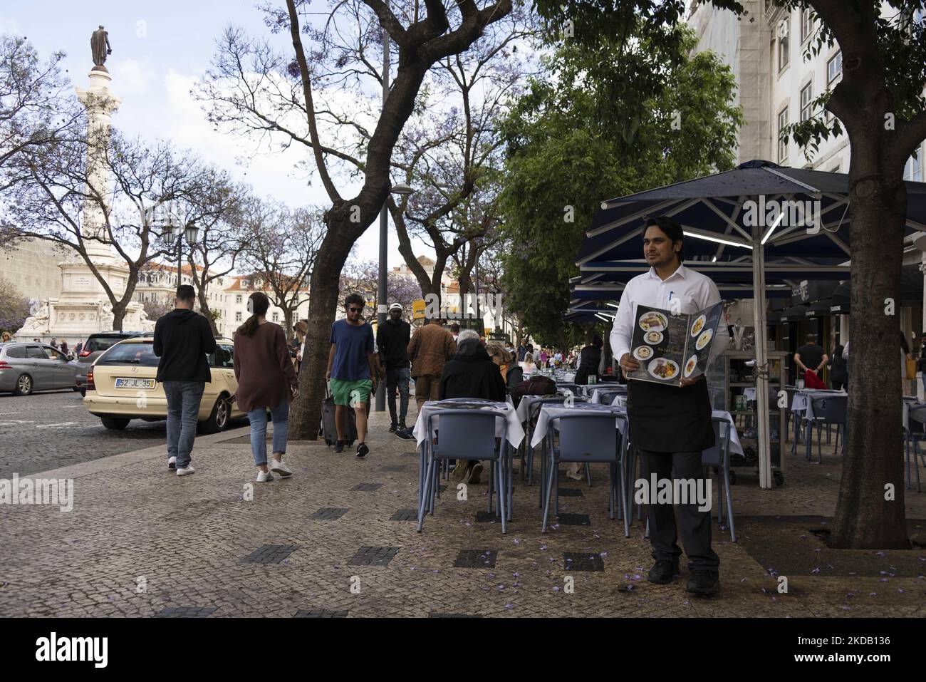 Ein Kellner steht in der Nähe eines Restaurantbereichs vor dem Rossio-Platz. Lissabon, Den 23. Mai 2022. Das Europäische Zentrum für die Prävention und die Kontrolle von Krankheiten (ECDC) hat Karten zum Fortschreiten von COVID-19-Infektionen veröffentlicht. Portugal bleibt in der roten Zone, da es das Land in Europa mit den meisten Infektionen pro Million Einwohner in den letzten sieben Tagen und das zweite in der Welt ist. (Foto von Jorge Mantilla/NurPhoto) Stockfoto