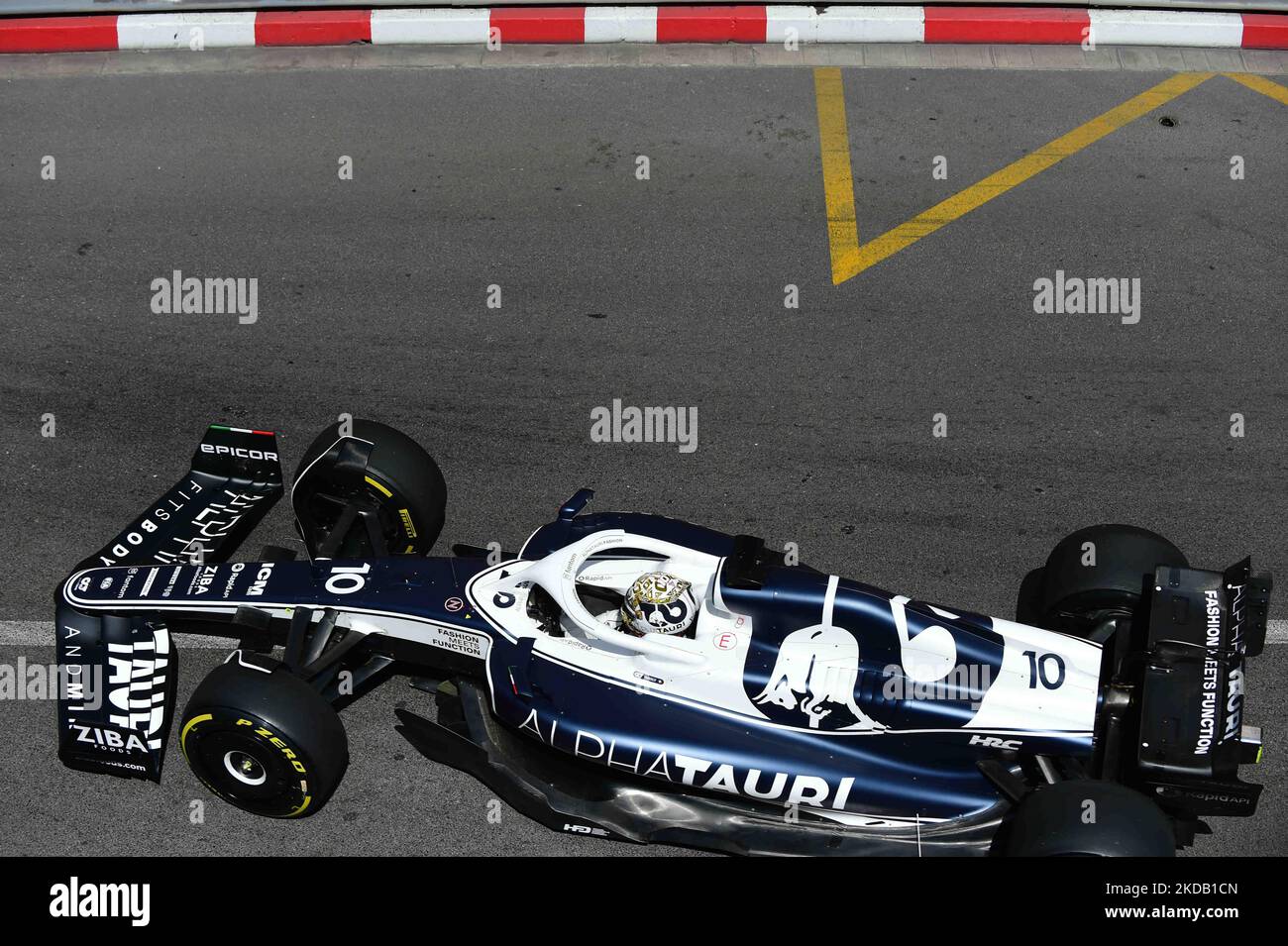 Pierre Gasly von der Scuderia Alpha Tauri Honda fährt seinen Einsitzer während des freien Trainings des Grand Prix von Monaco auf dem Monaco City Circuit in Monaco-Ville, Monaco, Frankreich, 27. Mai 2022 (Foto: Andrea Diodato/NurPhoto) Stockfoto