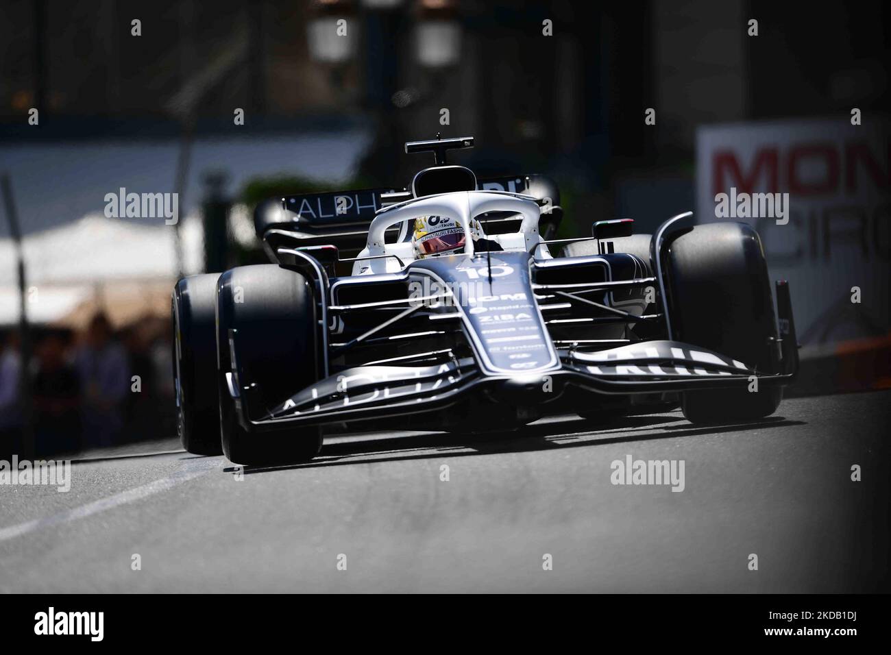 Pierre Gasly von der Scuderia Alpha Tauri Honda fährt seinen Einsitzer während des freien Trainings des Grand Prix von Monaco auf dem Monaco City Circuit in Monaco-Ville, Monaco, Frankreich, 27. Mai 2022 (Foto: Andrea Diodato/NurPhoto) Stockfoto
