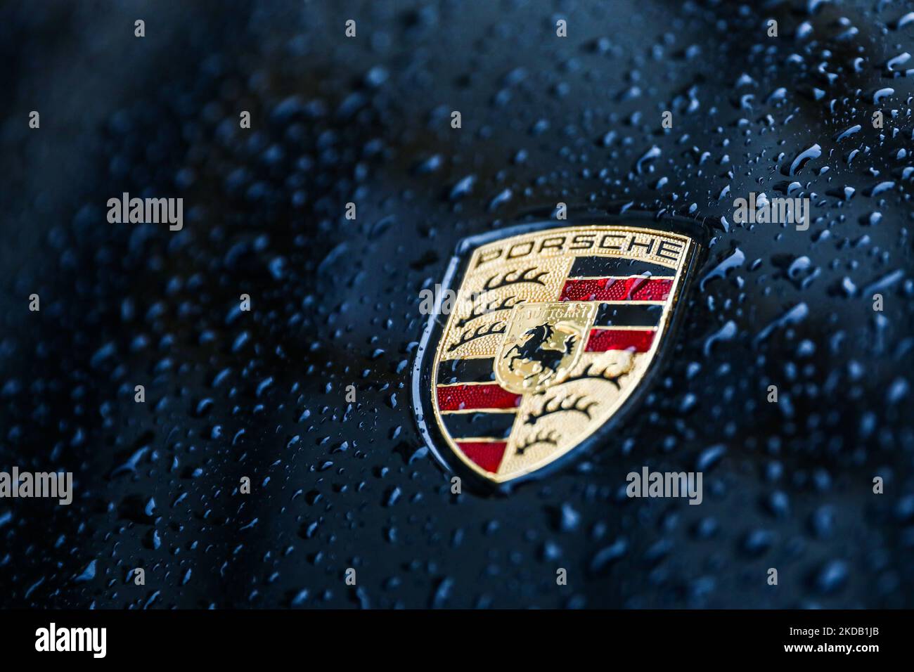 Regentropfen sind am 25. Mai 2022 auf dem Porsche-Logo in Krakau, Polen, zu sehen. (Foto von Jakub Porzycki/NurPhoto) Stockfoto