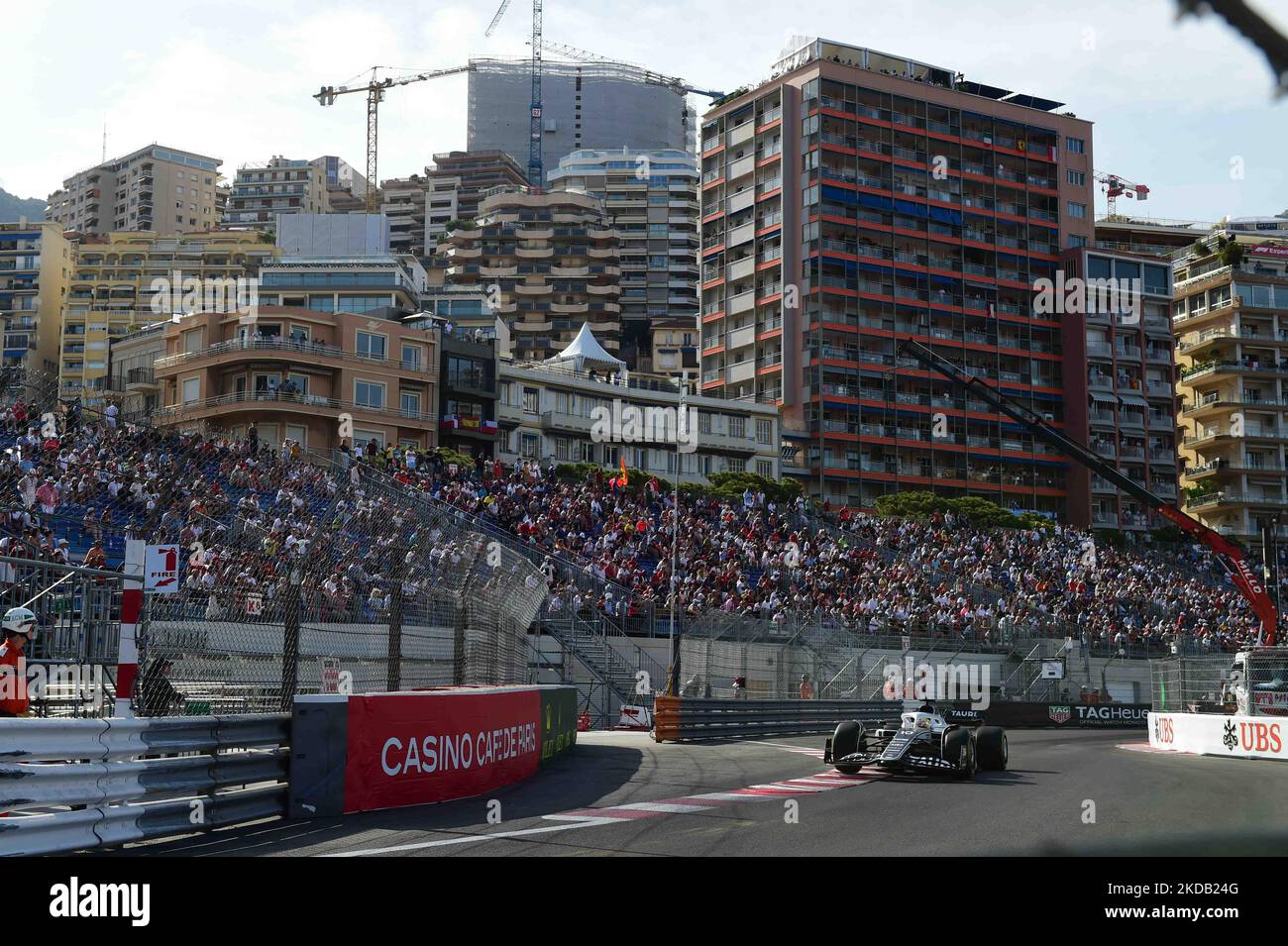 Pierre Gasly von der Scuderia Alpha Tauri Honda fährt seinen Einsitzer während des freien Trainings des Grand Prix von Monaco auf dem Monaco City Circuit in Monaco-Ville, Monaco, Frankreich, 27. Mai 2022 (Foto: Andrea Diodato/NurPhoto) Stockfoto