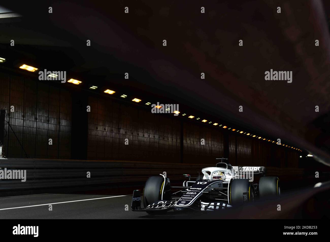 Pierre Gasly von der Scuderia Alpha Tauri Honda fährt seinen Einsitzer während des freien Trainings des Grand Prix von Monaco auf dem Monaco City Circuit in Monaco-Ville, Monaco, Frankreich, 27. Mai 2022 (Foto: Andrea Diodato/NurPhoto) Stockfoto